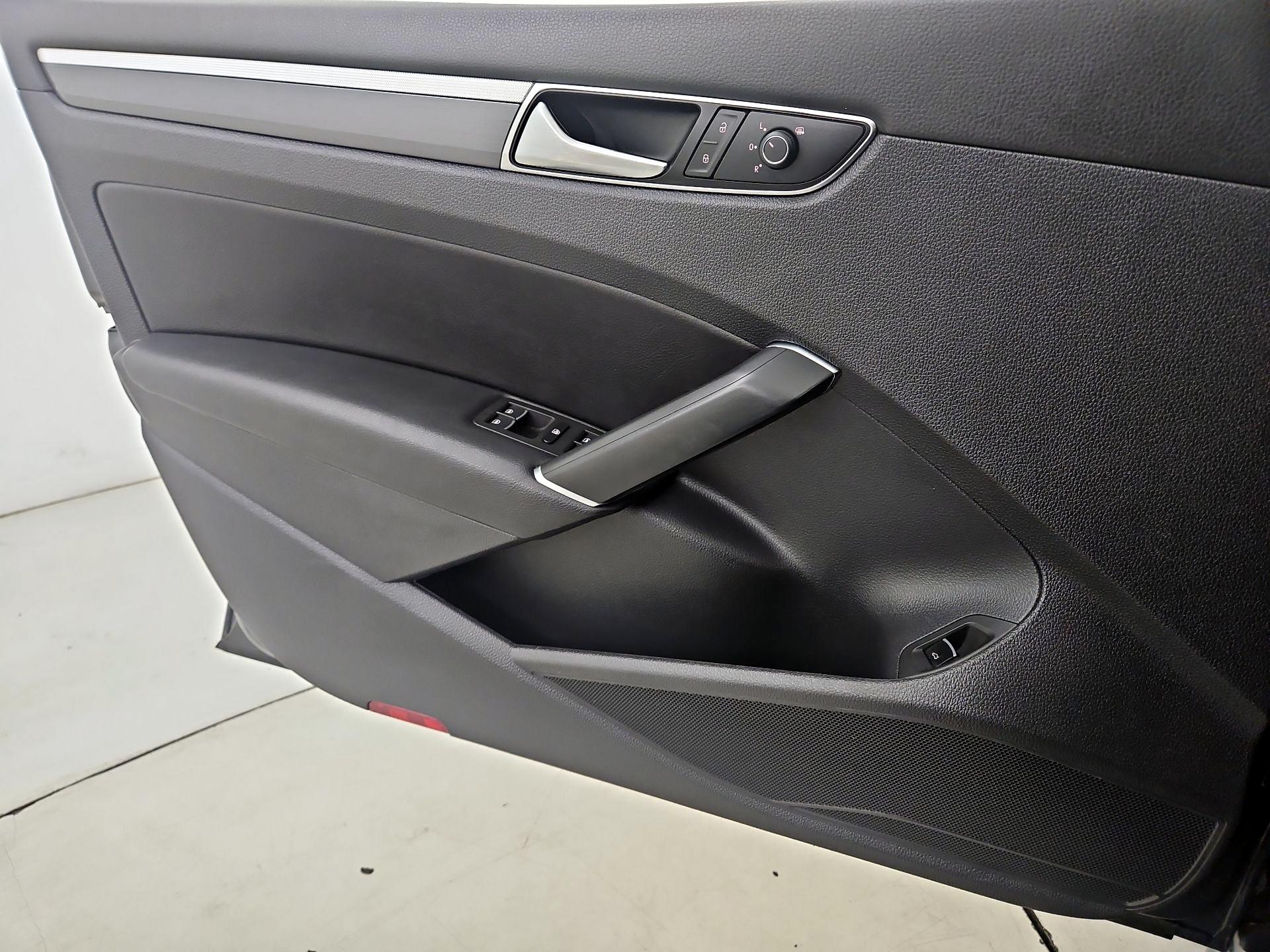 Thumbnail: 2017 Volkswagen Passat - 12