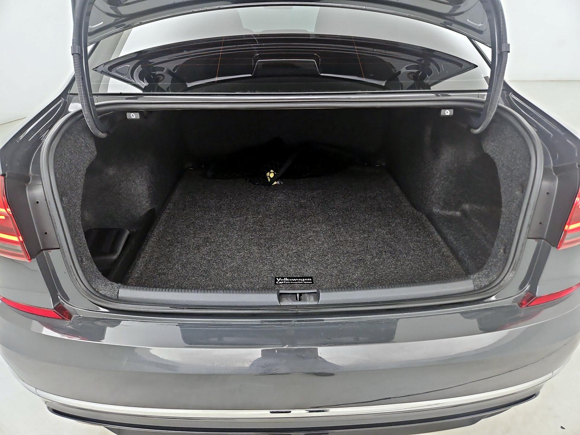 Thumbnail: 2017 Volkswagen Passat - 20