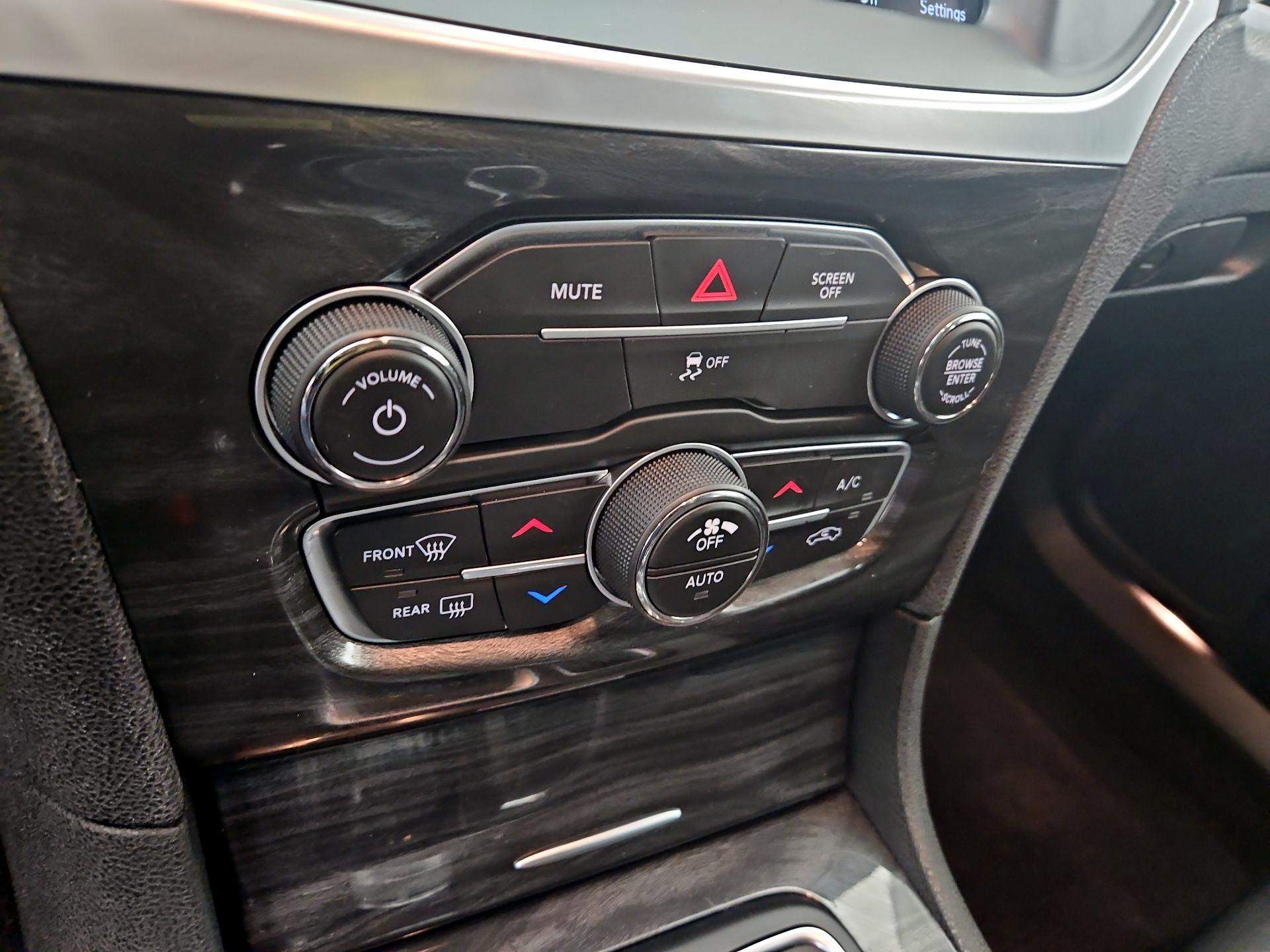 Thumbnail: 2019 Chrysler 300 - 16