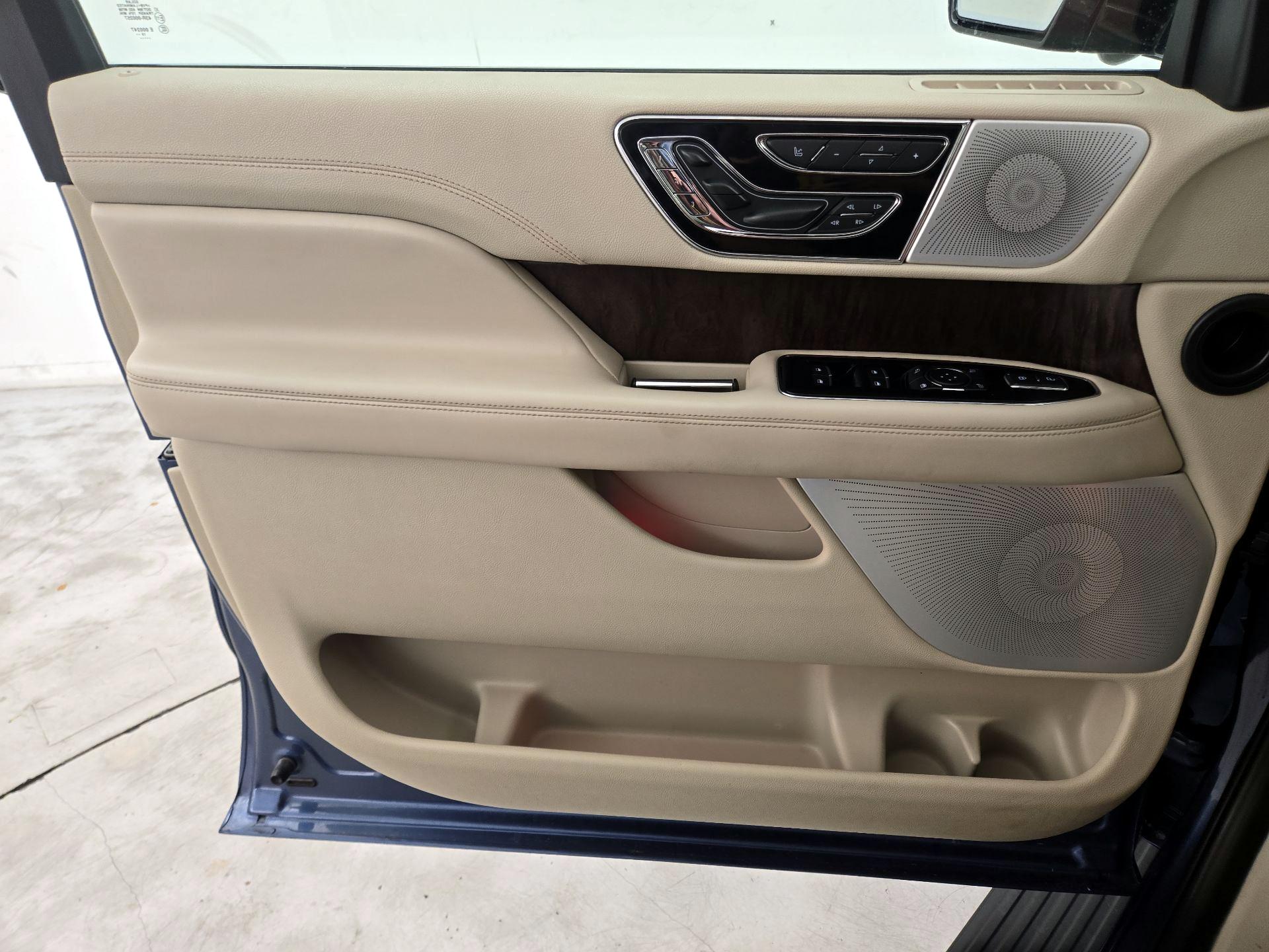 Thumbnail: 2020 Lincoln Navigator - 12