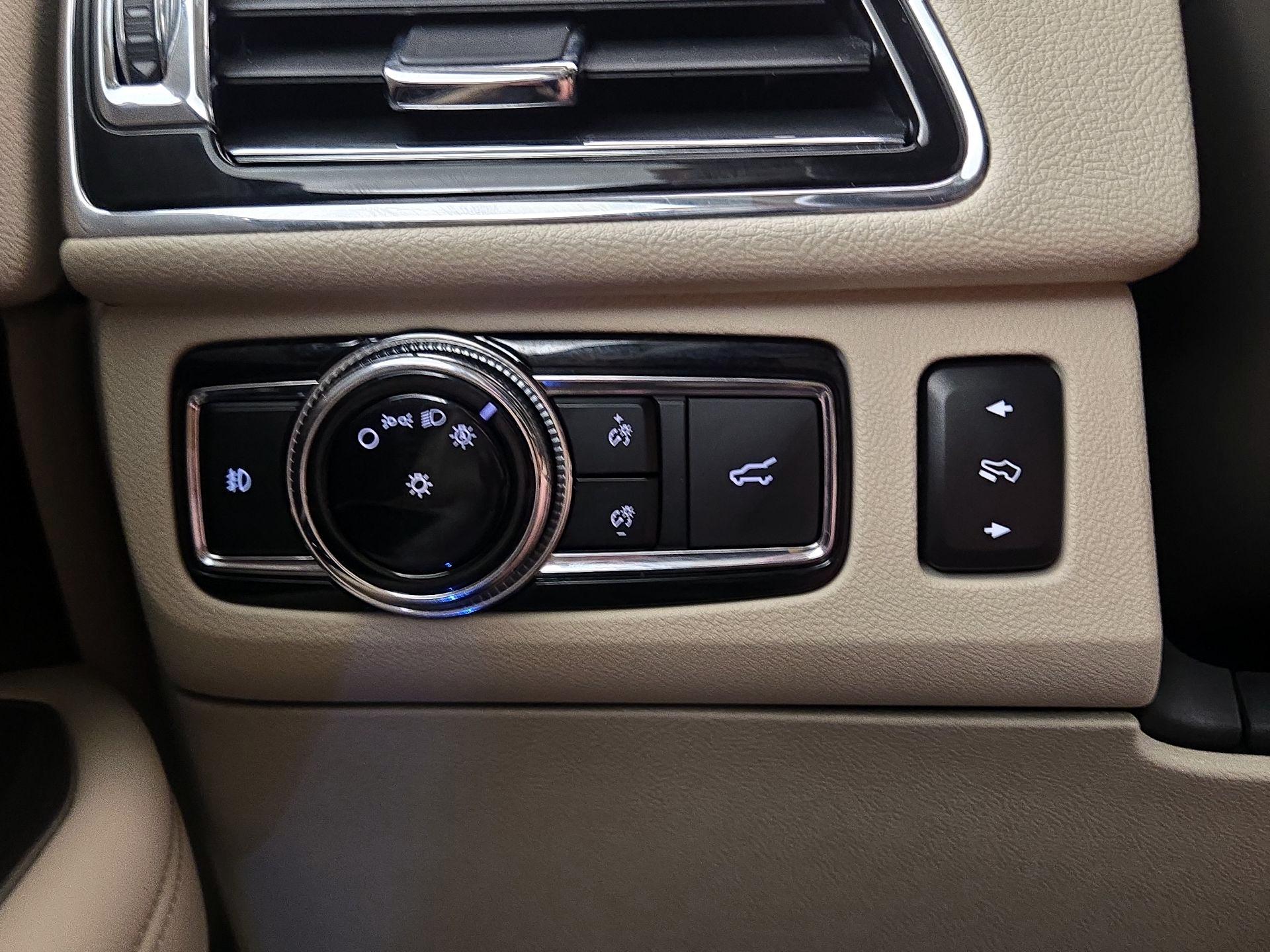 Thumbnail: 2020 Lincoln Navigator - 13