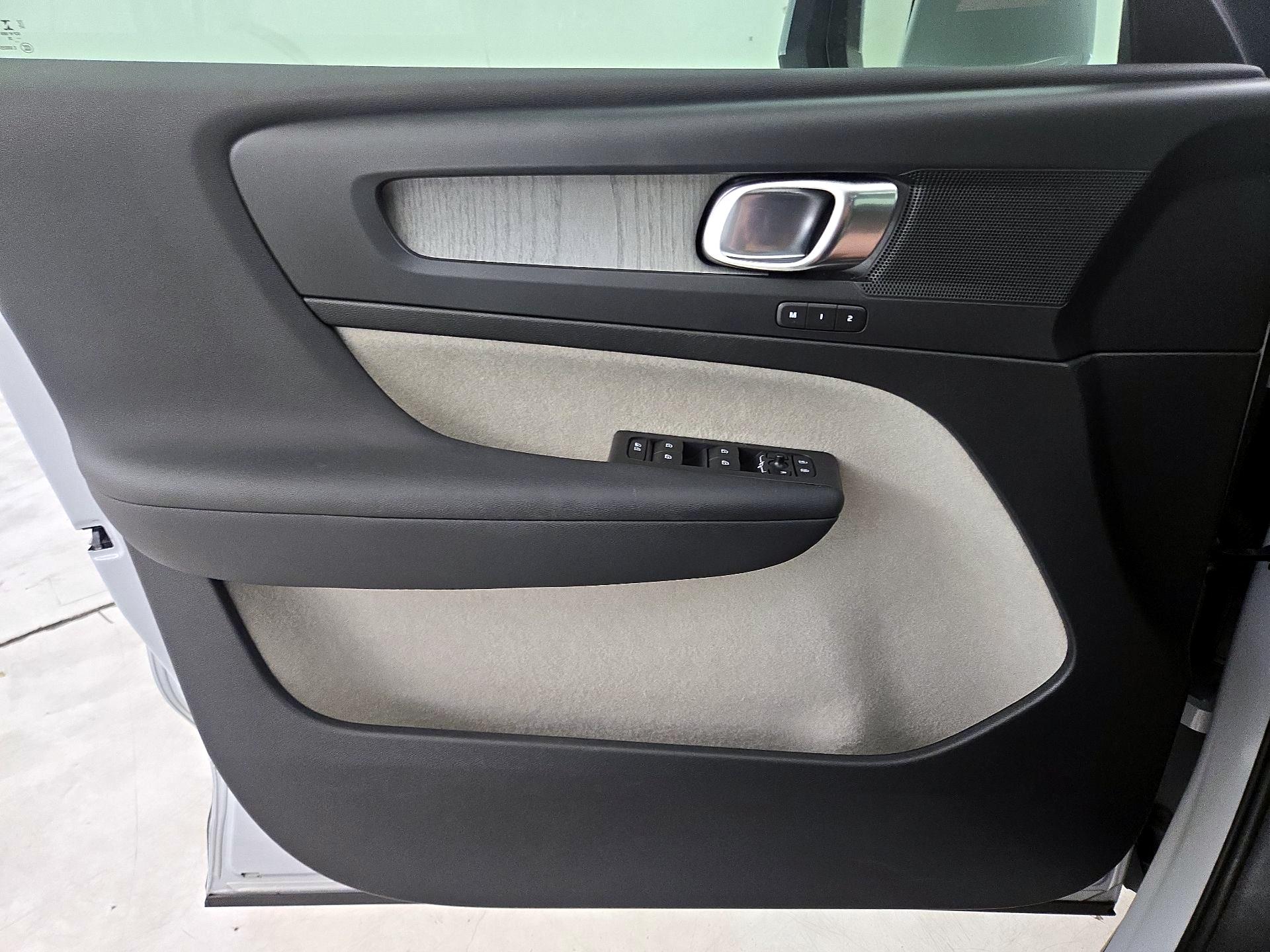 Thumbnail: 2020 Volvo XC40 - 12