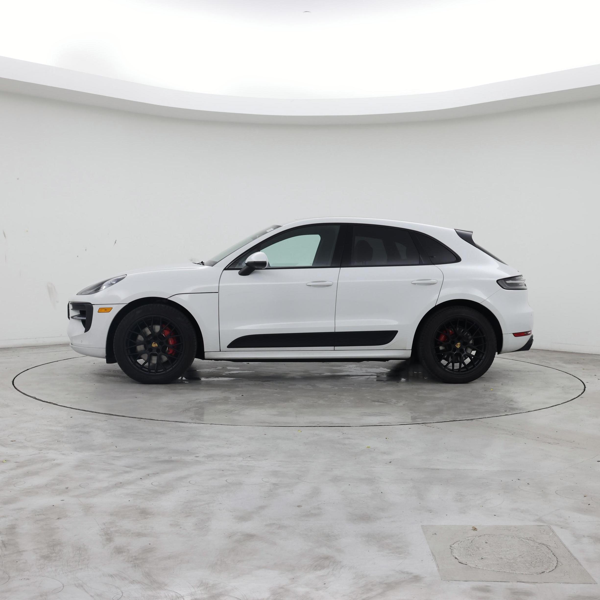 Thumbnail: 2021 Porsche Macan - 3