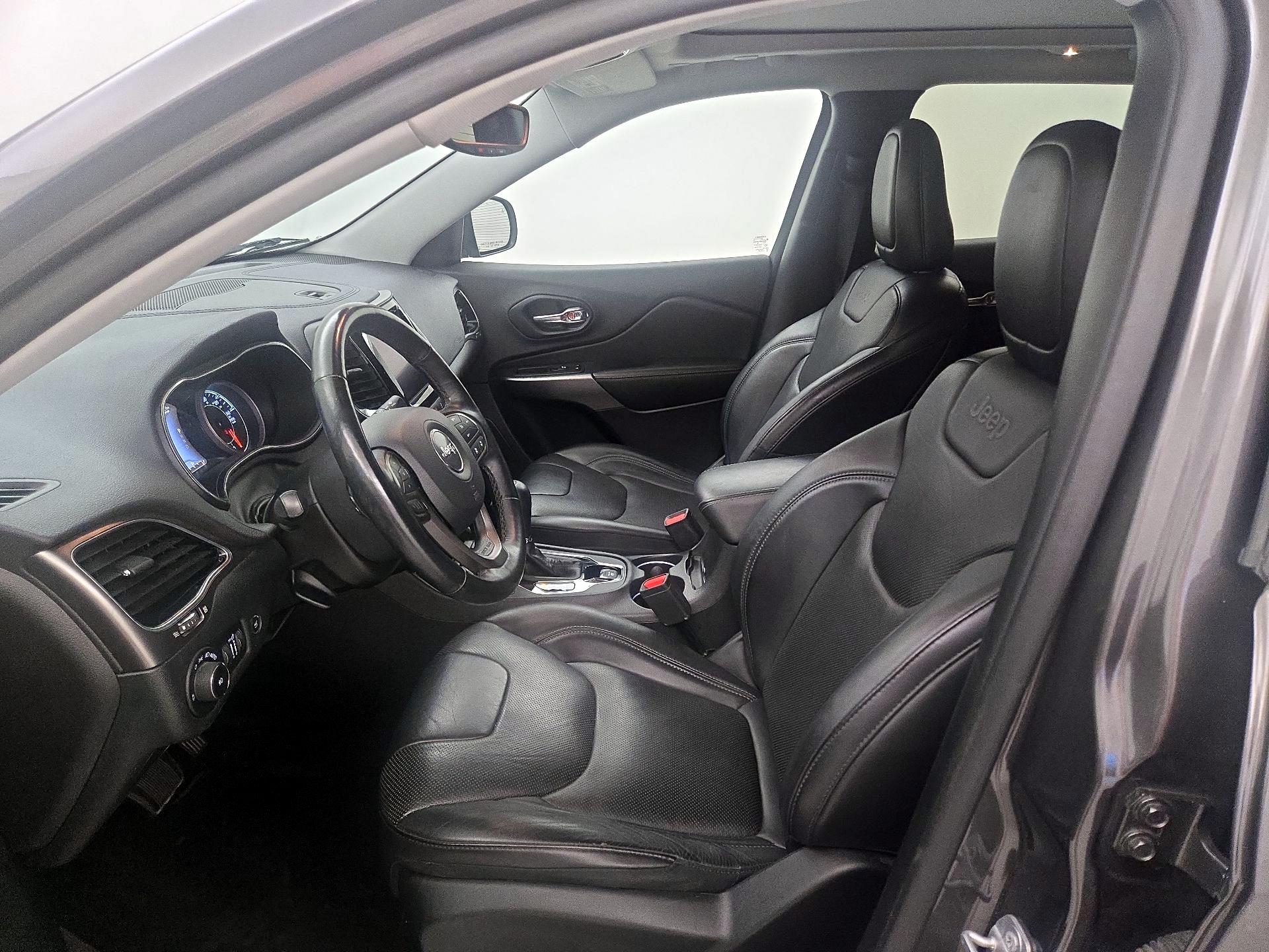 Thumbnail: 2019 Jeep Cherokee - 11
