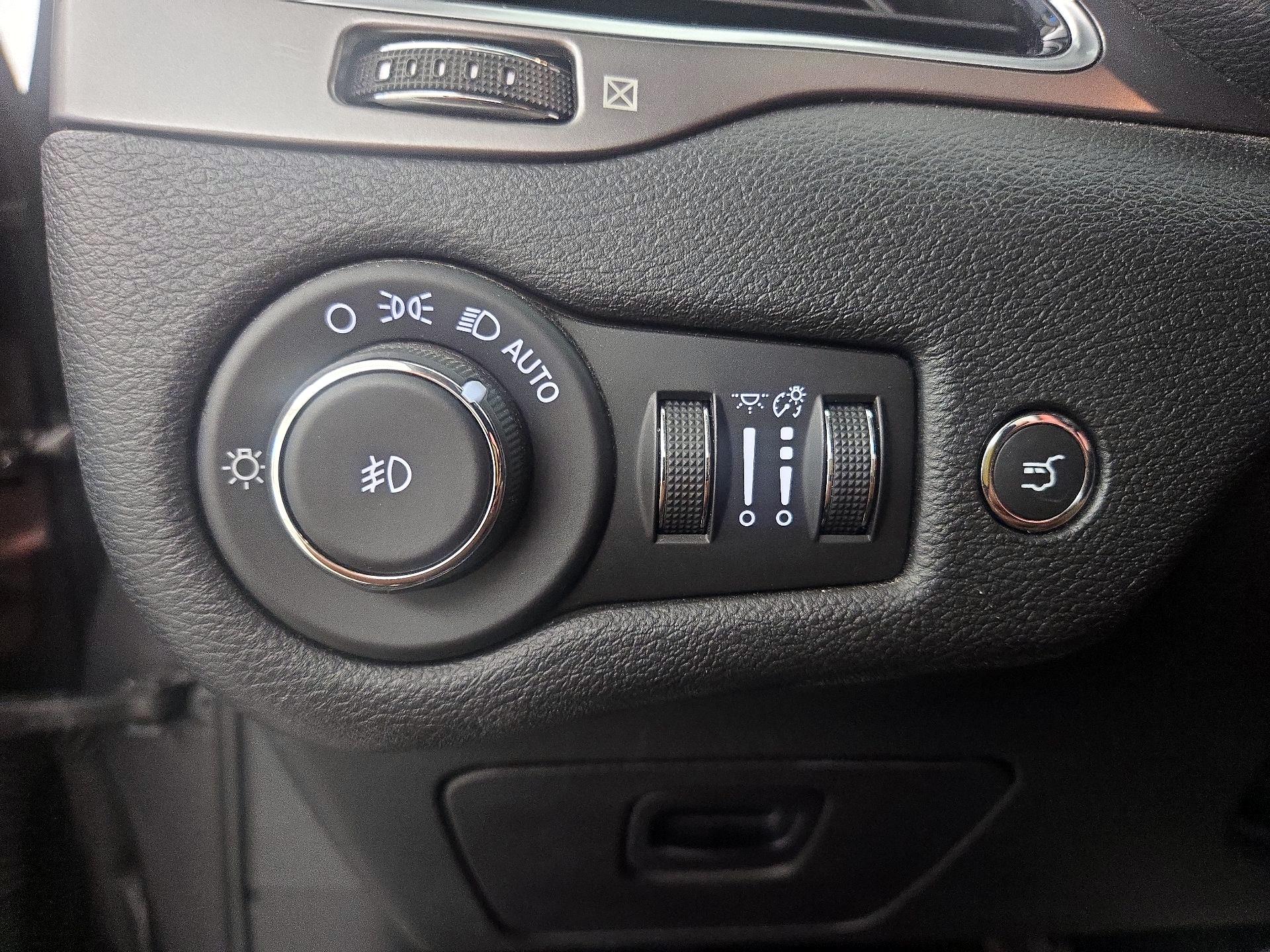 Thumbnail: 2019 Jeep Cherokee - 13