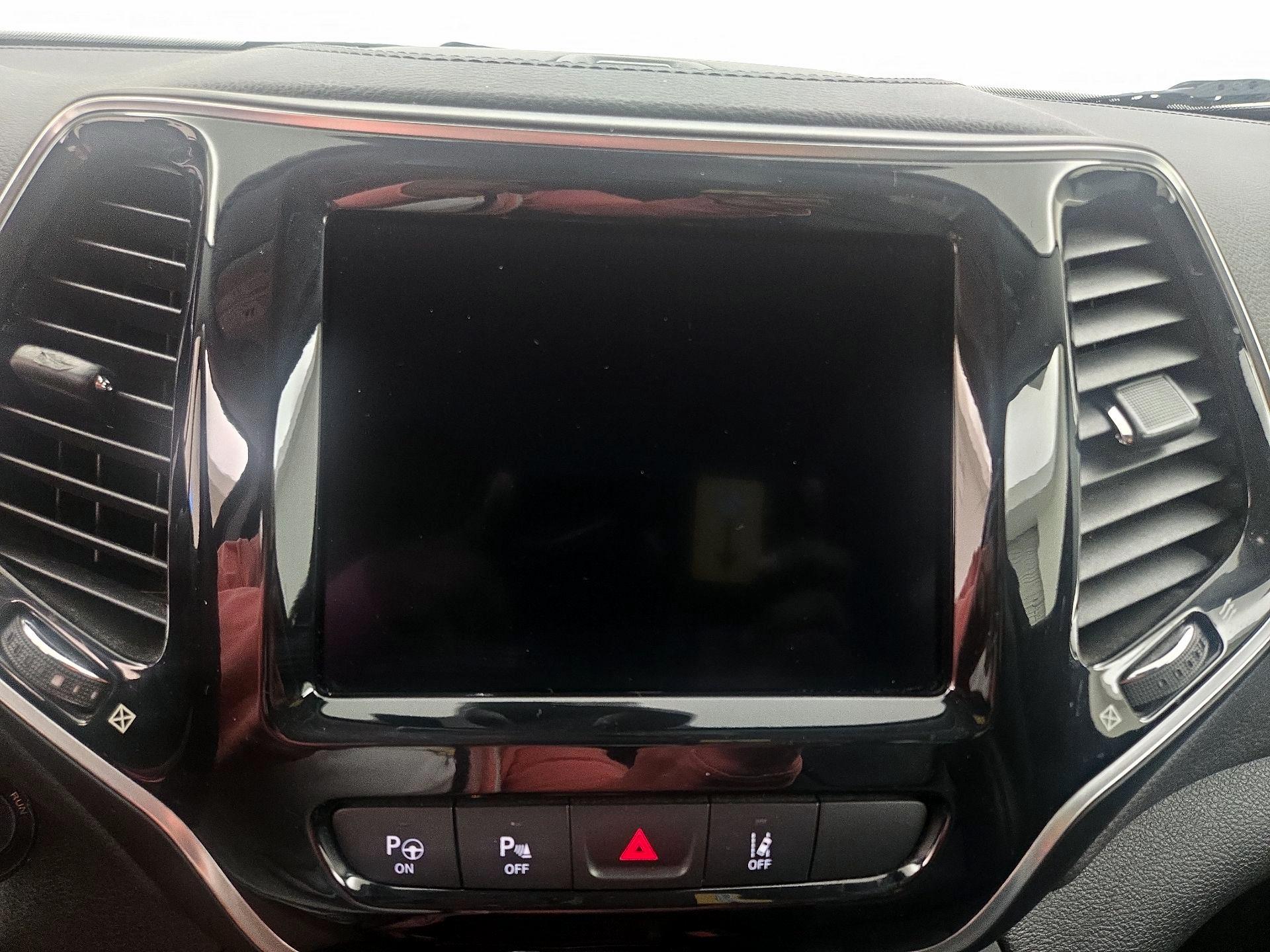 Thumbnail: 2019 Jeep Cherokee - 15