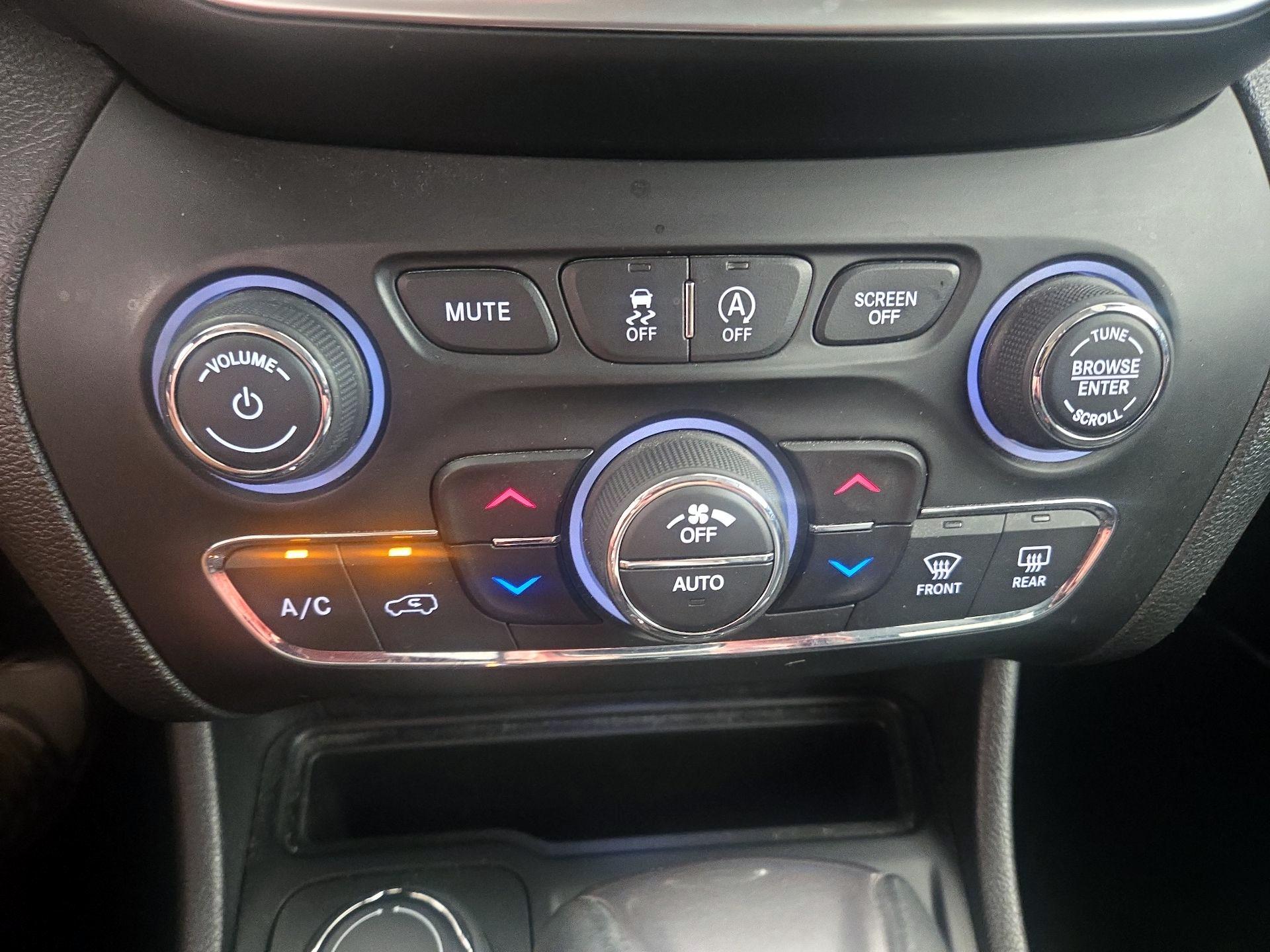 Thumbnail: 2019 Jeep Cherokee - 16