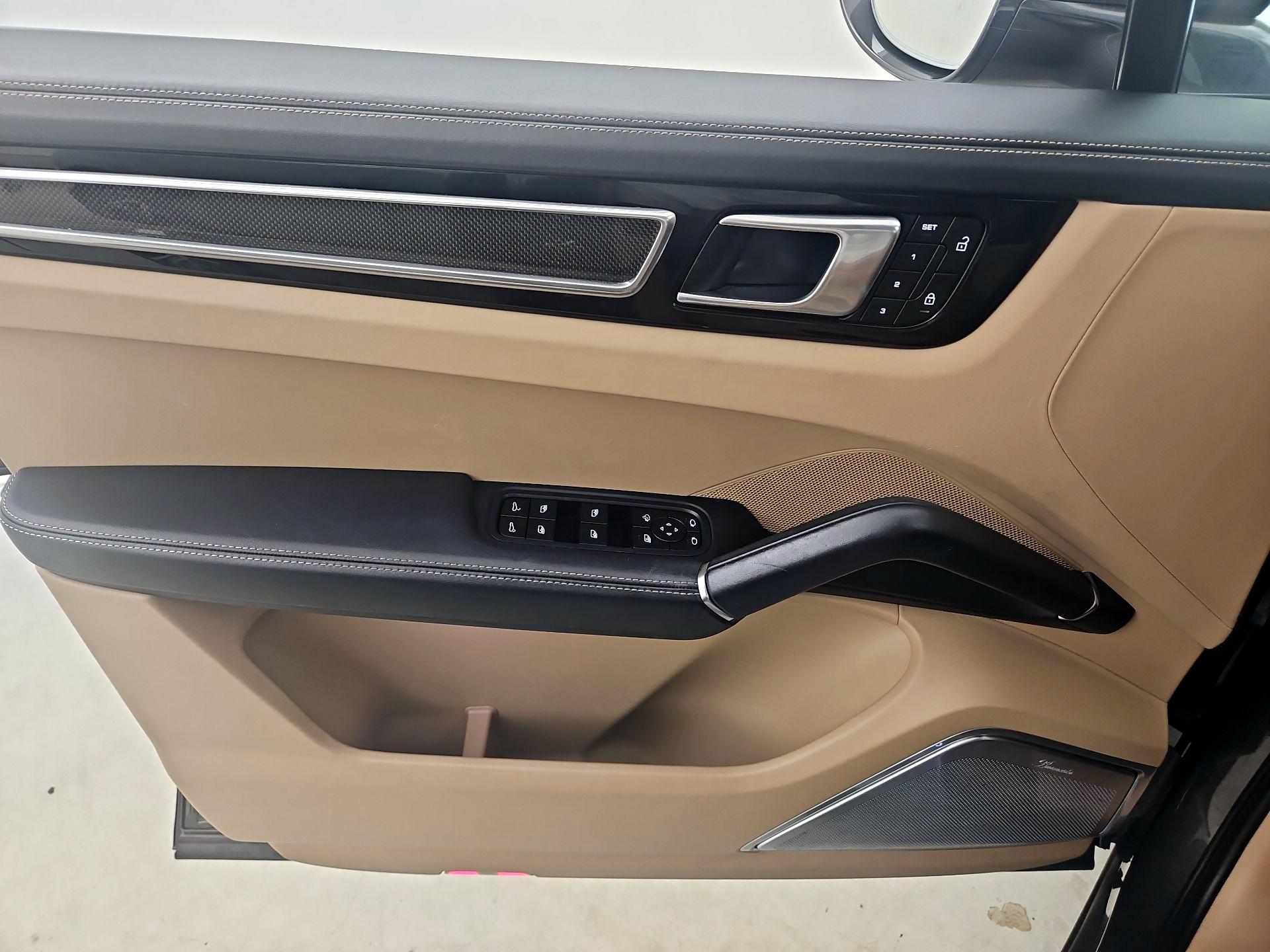 Thumbnail: 2023 Porsche Cayenne - 10