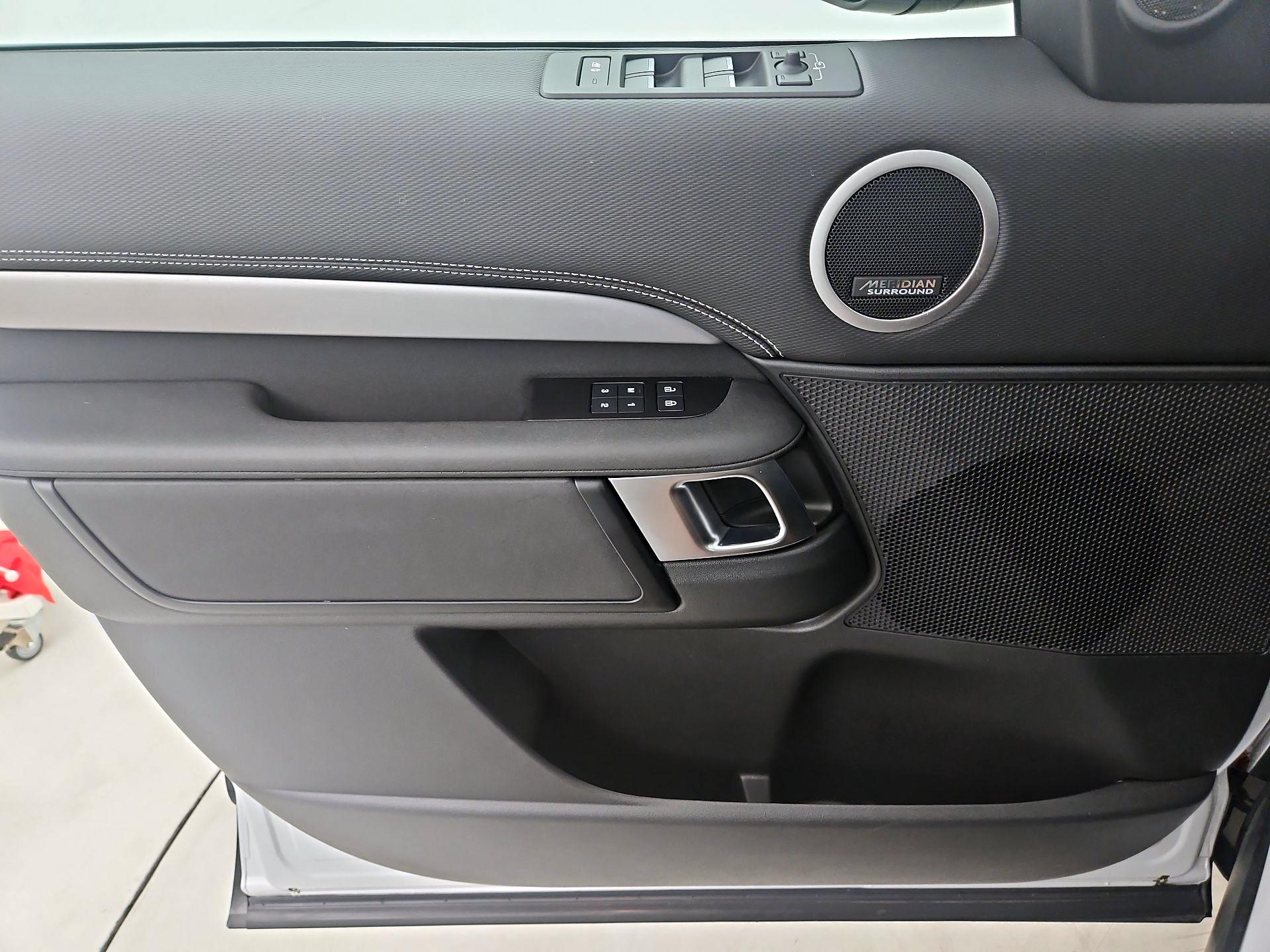 Thumbnail: 2023 Land Rover Discovery - 10