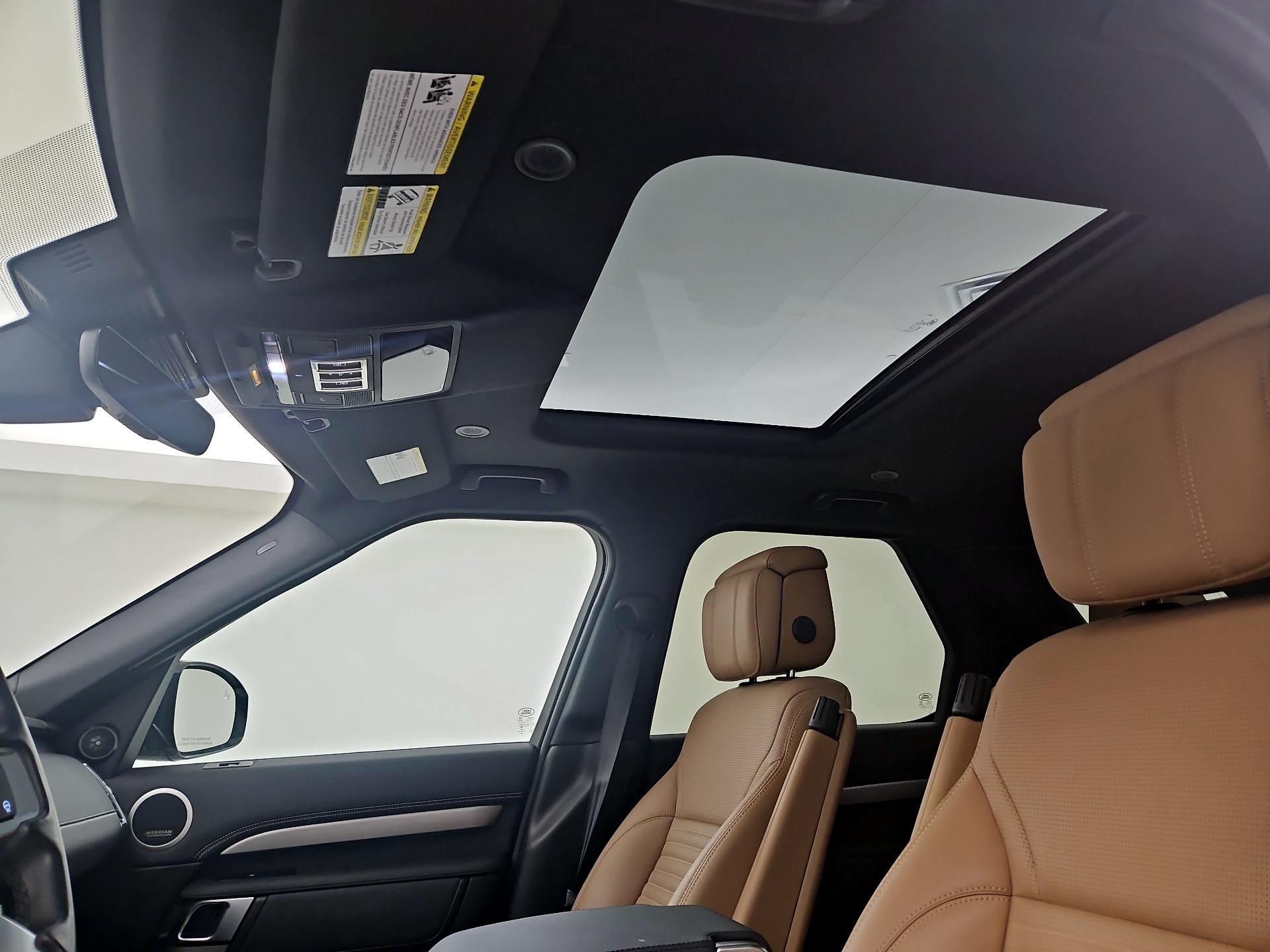 Thumbnail: 2023 Land Rover Discovery - 18
