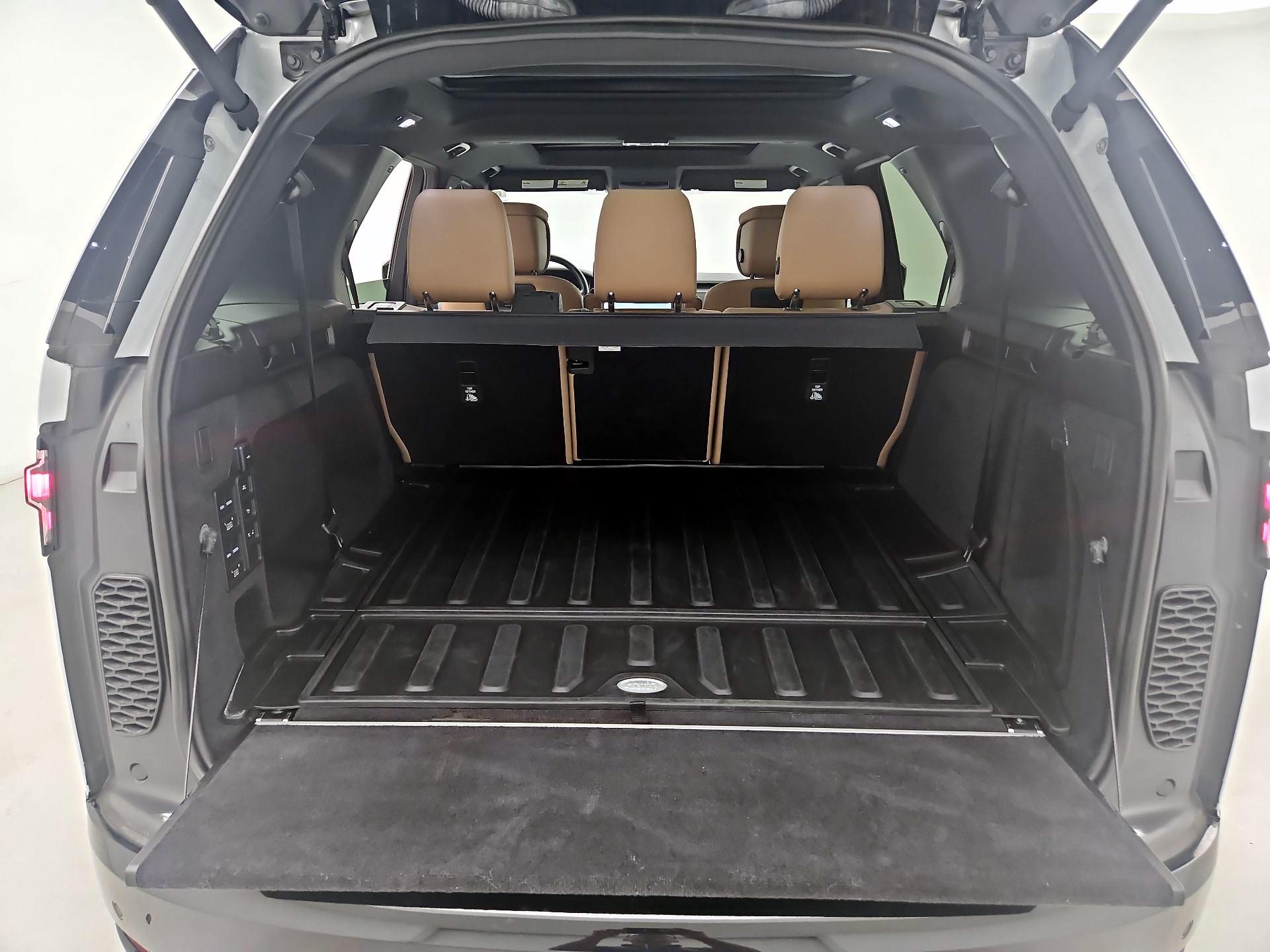 Thumbnail: 2023 Land Rover Discovery - 20