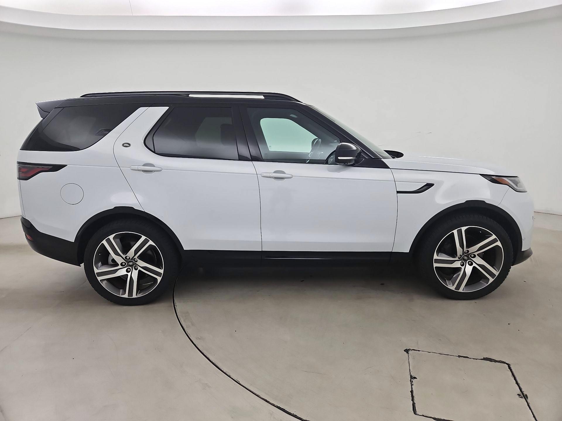 Thumbnail: 2023 Land Rover Discovery - 4