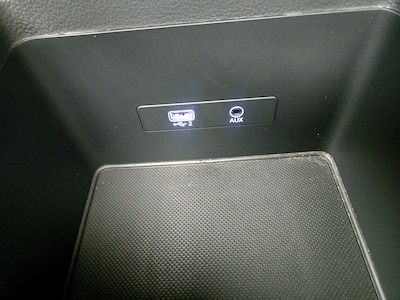 USB/AUX Ports