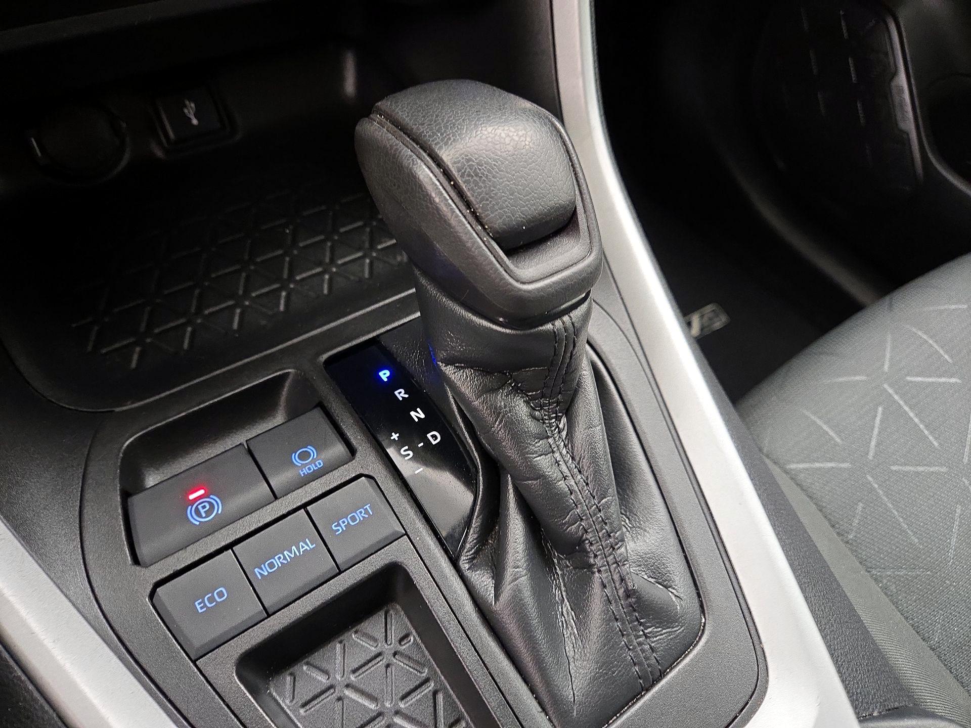 Thumbnail: 2021 Toyota RAV4 - 17