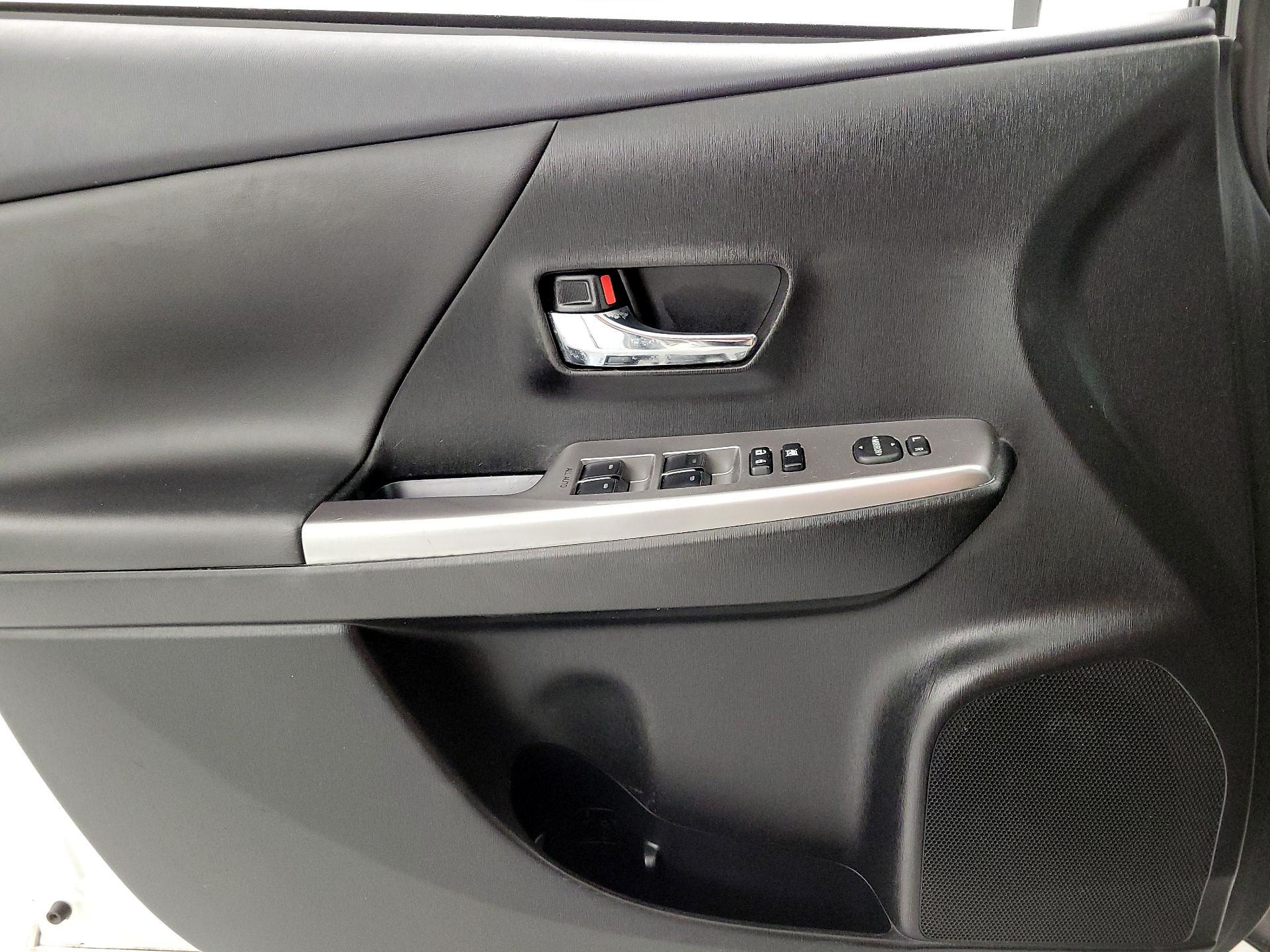 Thumbnail: 2016 Toyota Prius v - 12