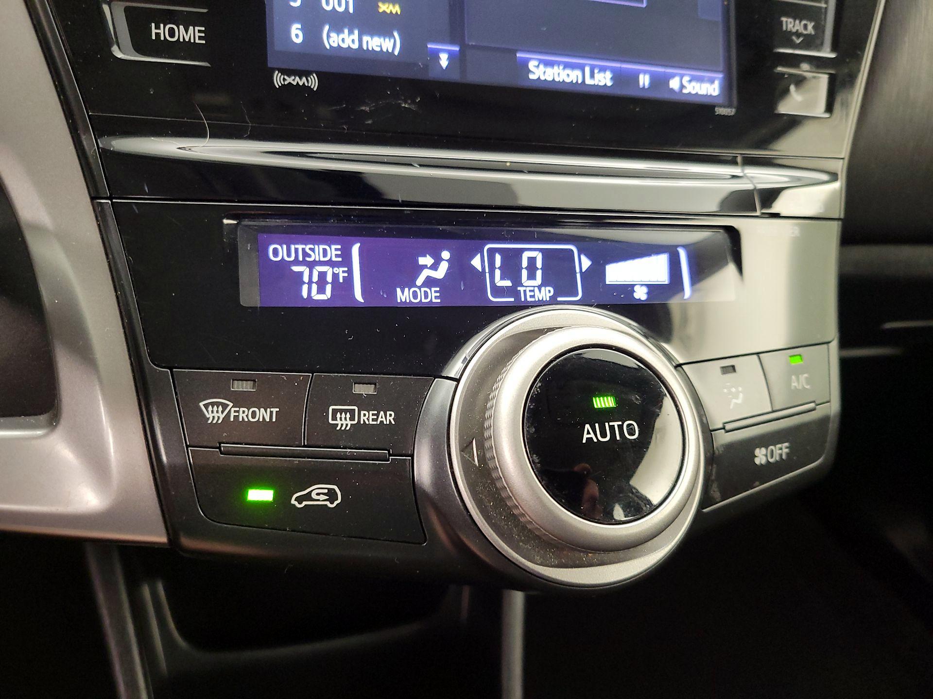 Thumbnail: 2016 Toyota Prius v - 17