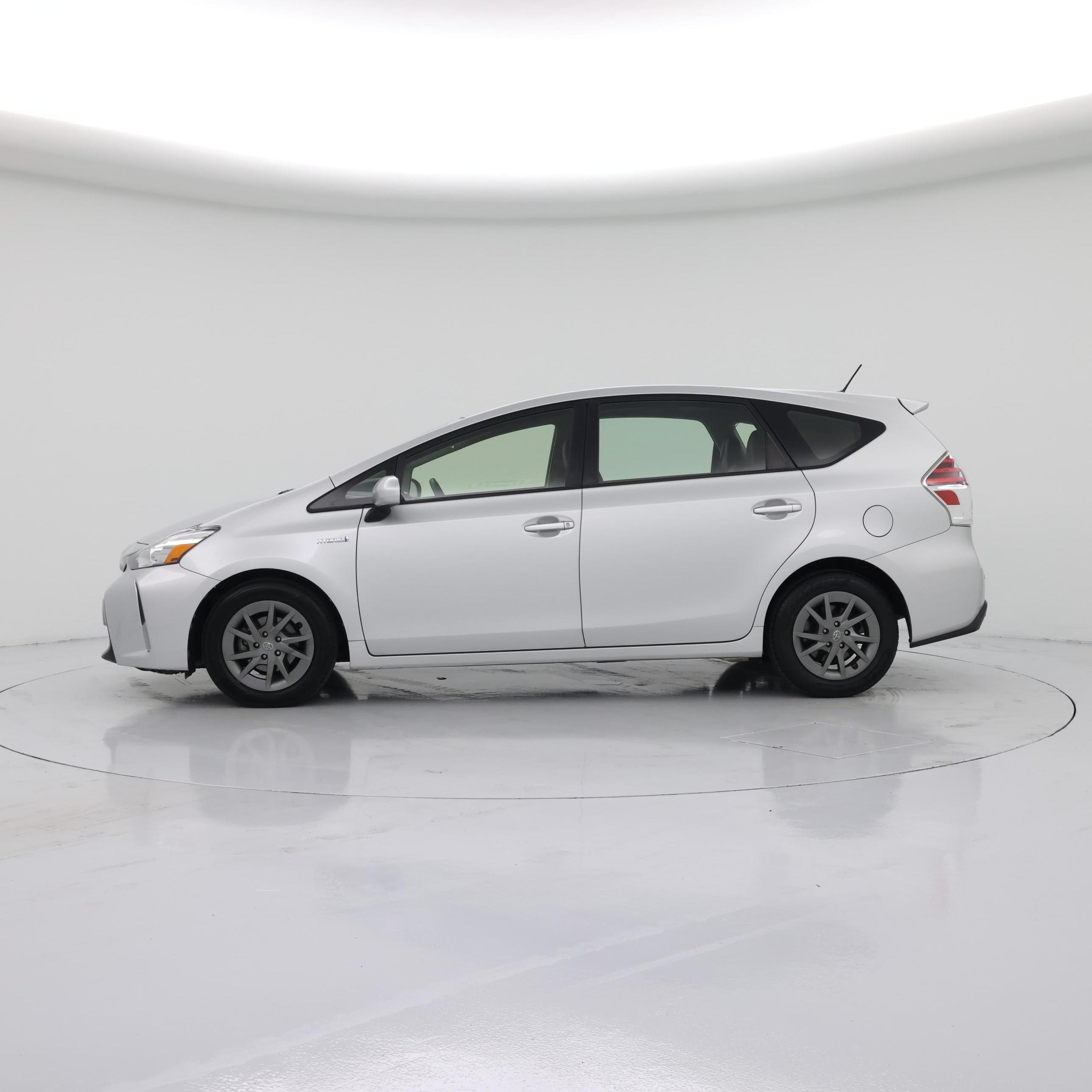 Thumbnail: 2016 Toyota Prius v - 3
