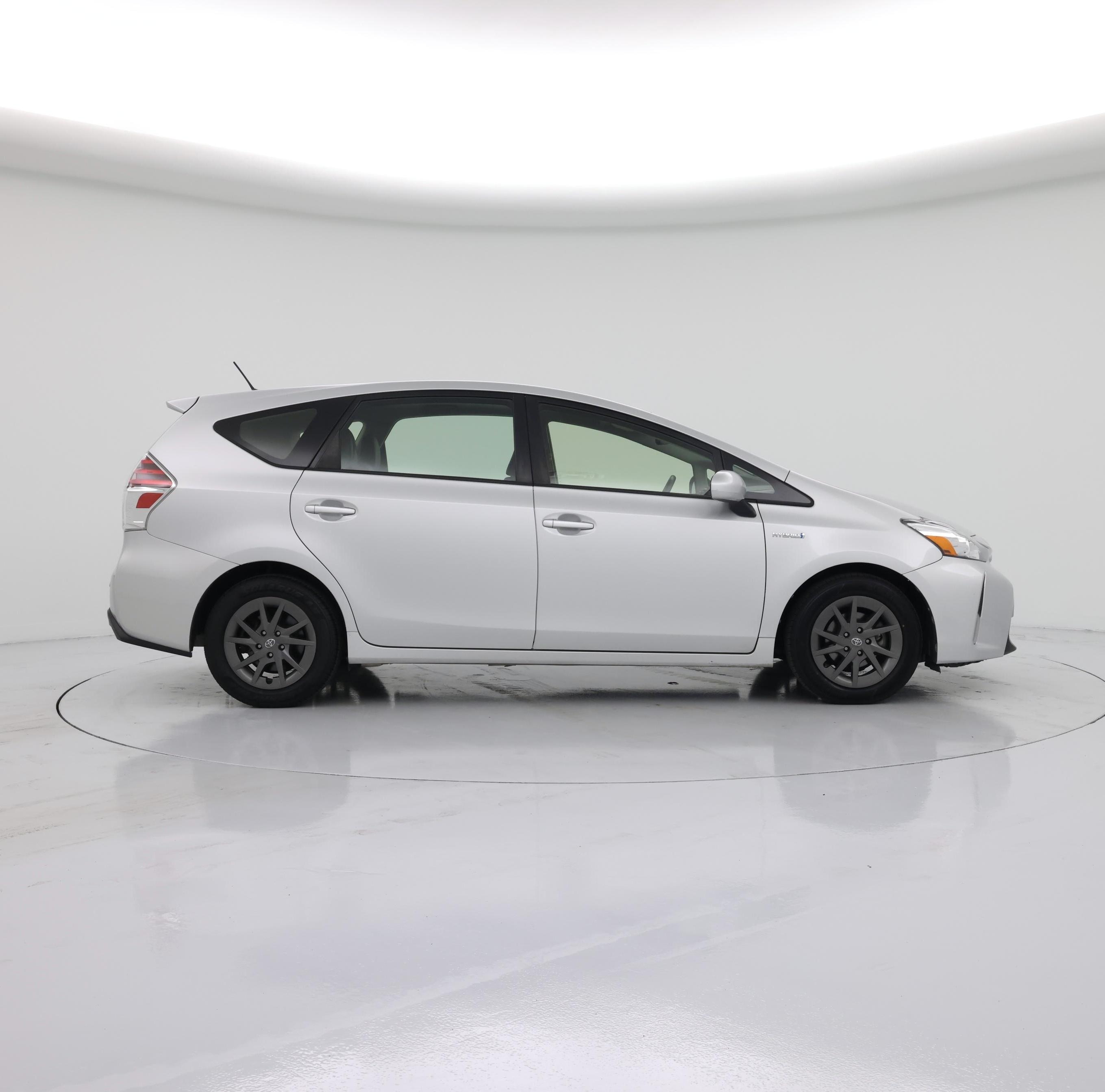 Thumbnail: 2016 Toyota Prius v - 7