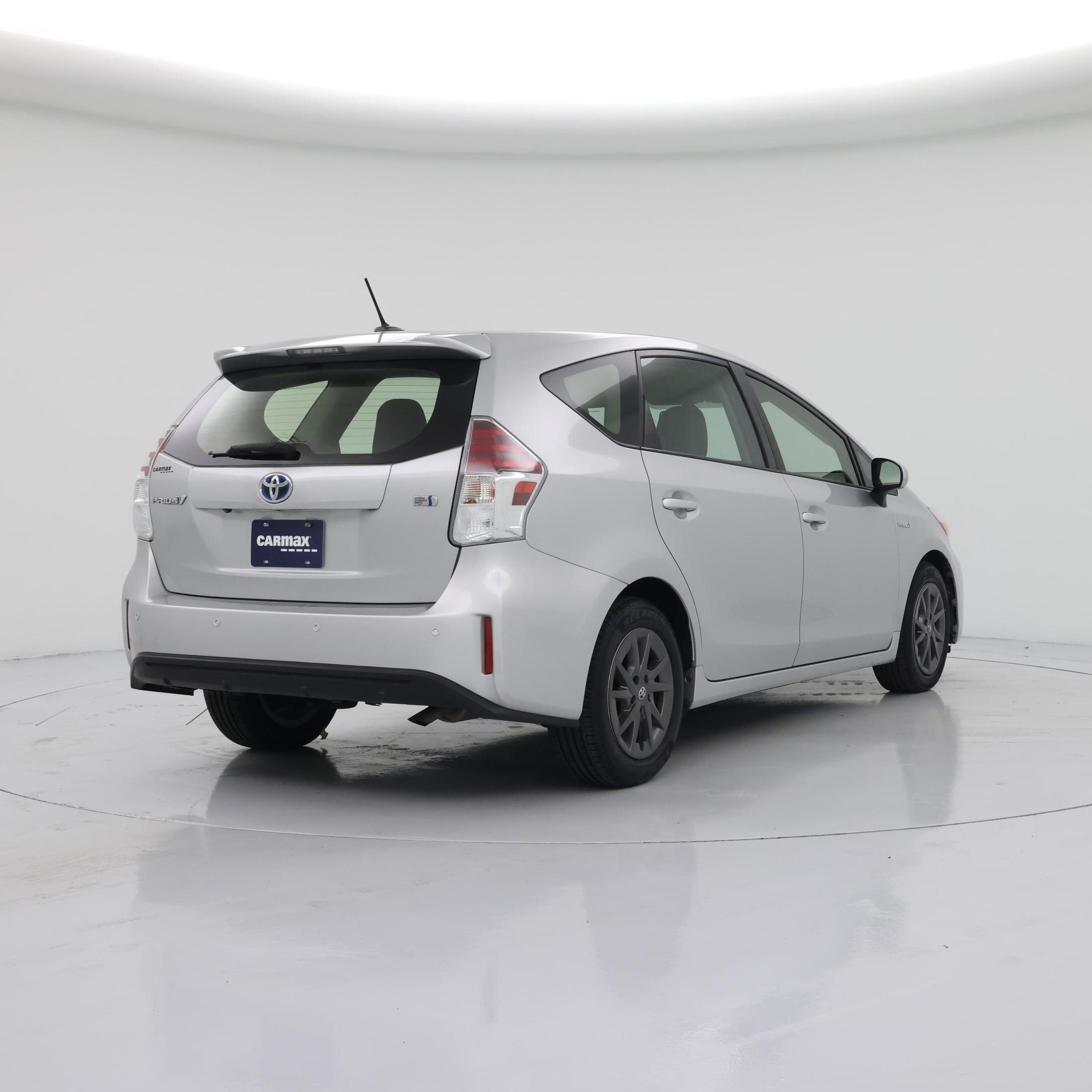 Thumbnail: 2016 Toyota Prius v - 8