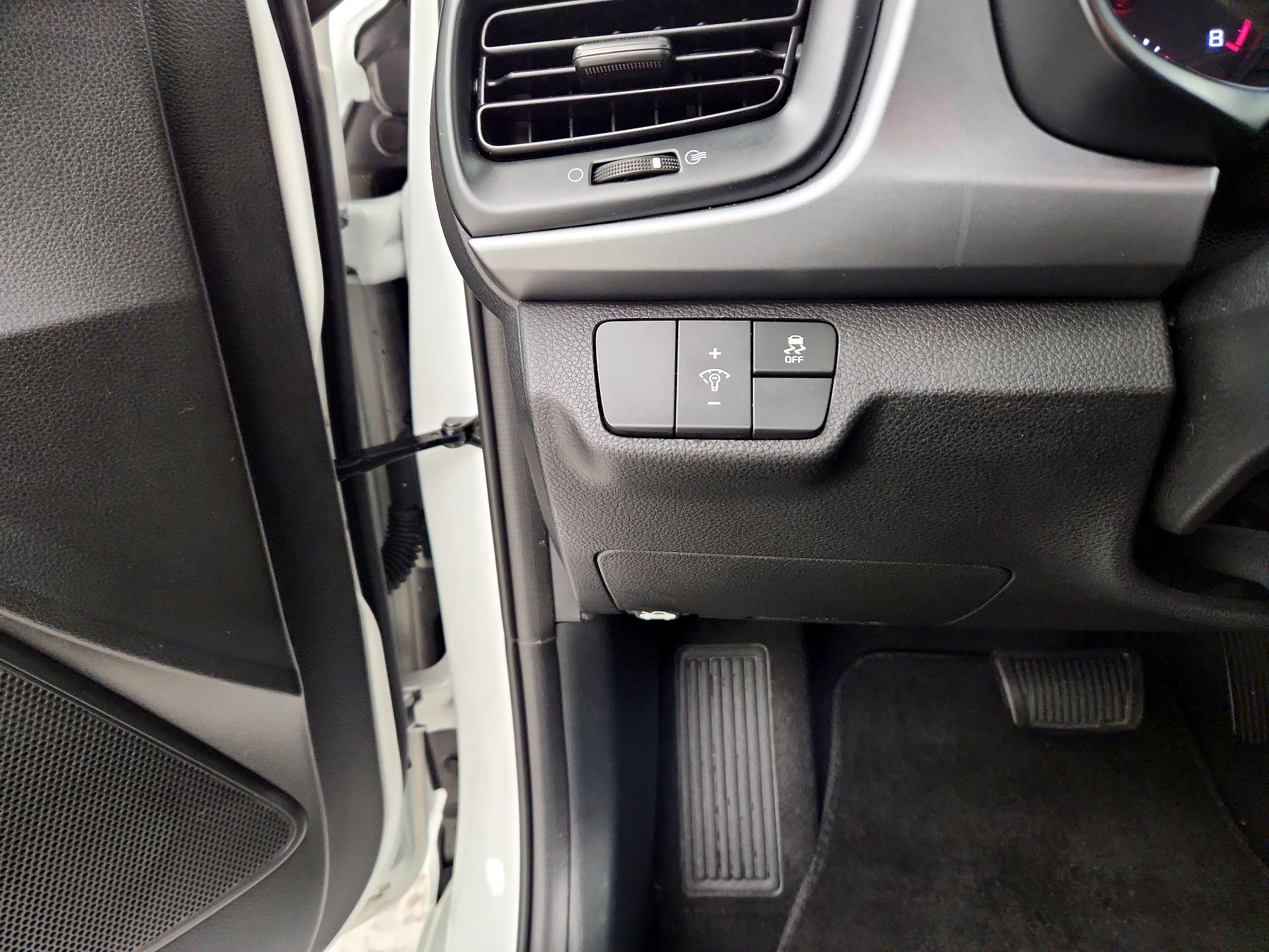 Thumbnail: 2023 Kia Rio - 11