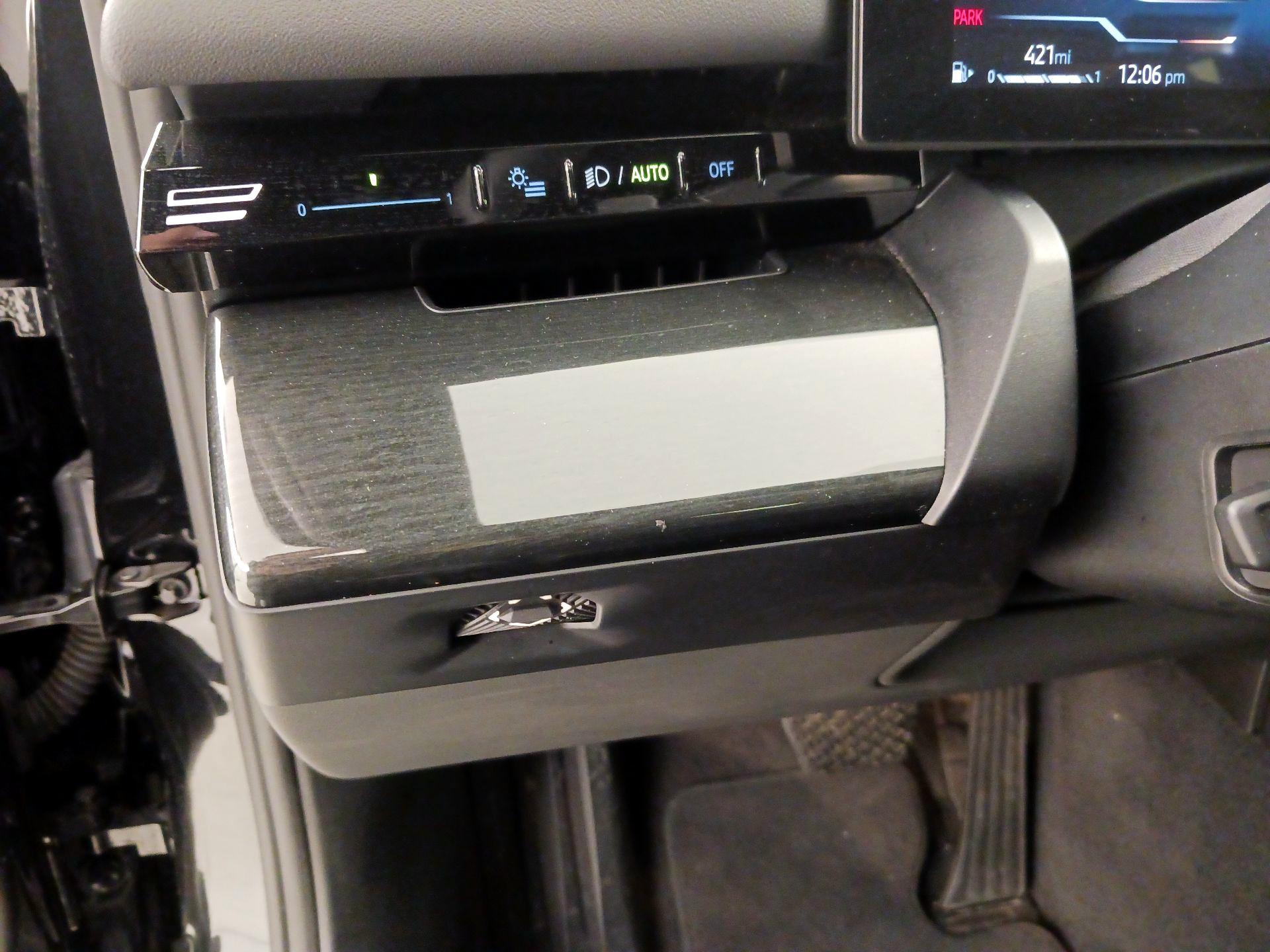 Thumbnail: 2025 BMW 5 Series - 13