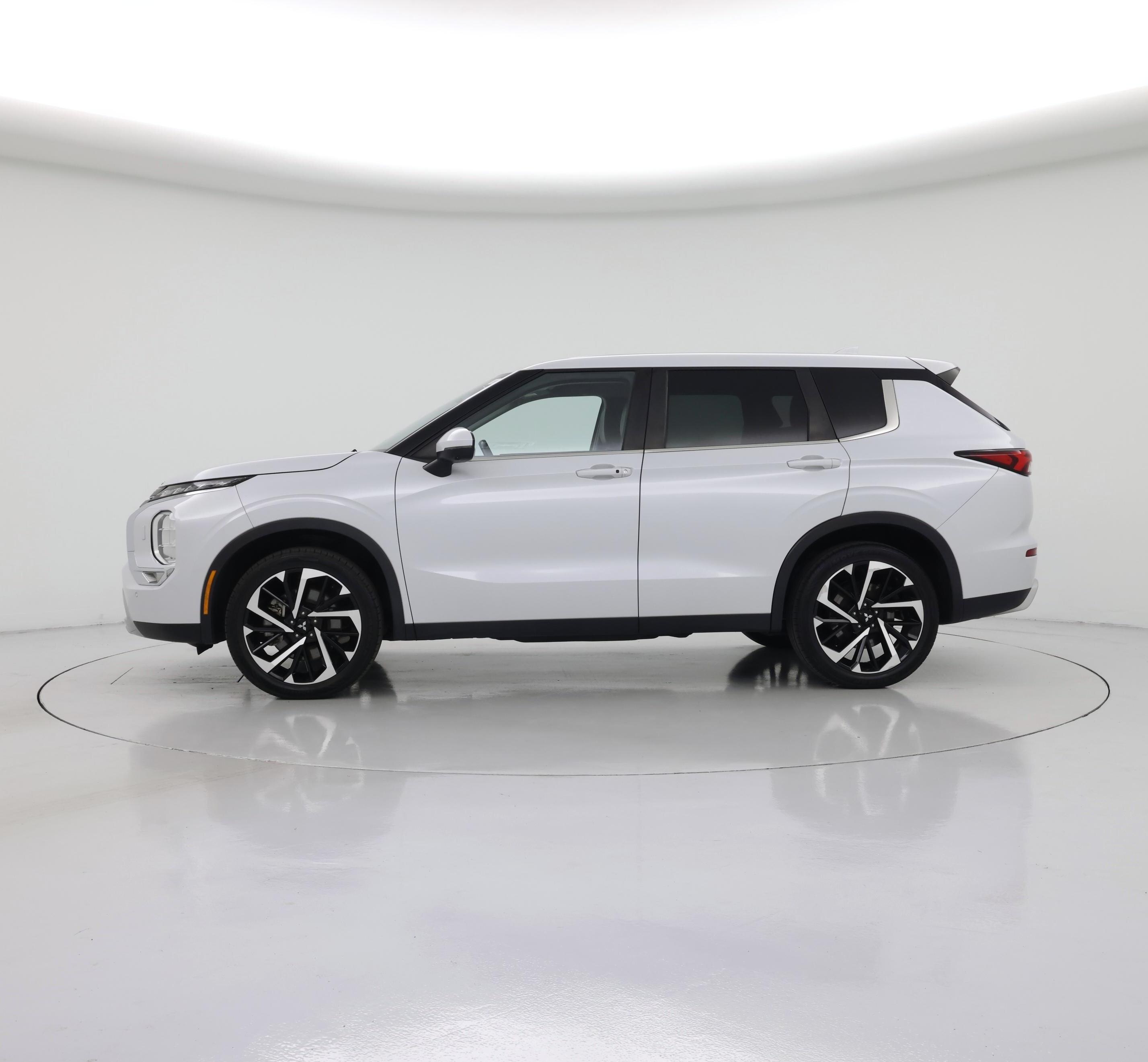 Thumbnail: 2022 Mitsubishi Outlander - 3