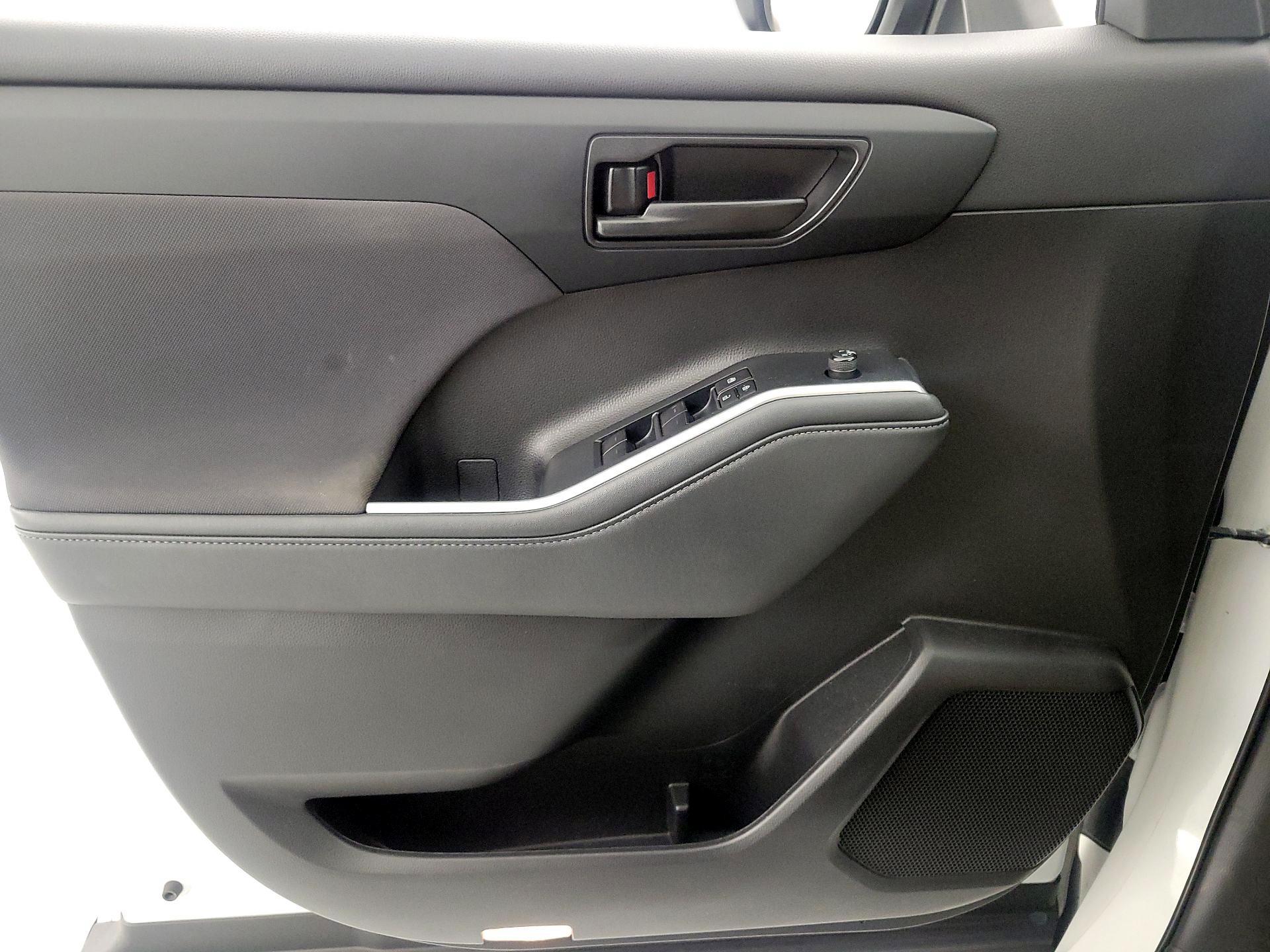 Thumbnail: 2022 Toyota Highlander - 12