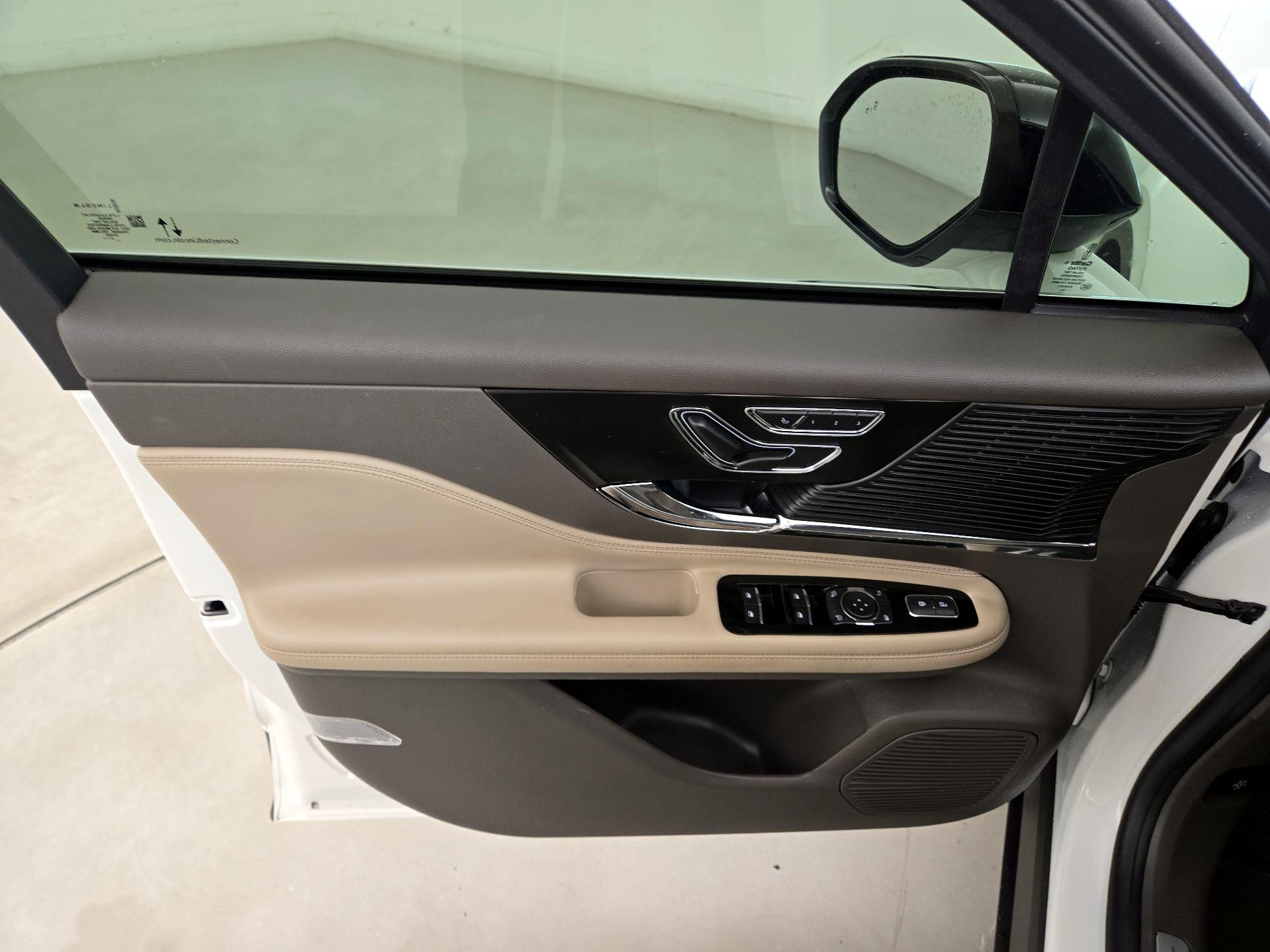 Thumbnail: 2022 Lincoln Corsair - 12