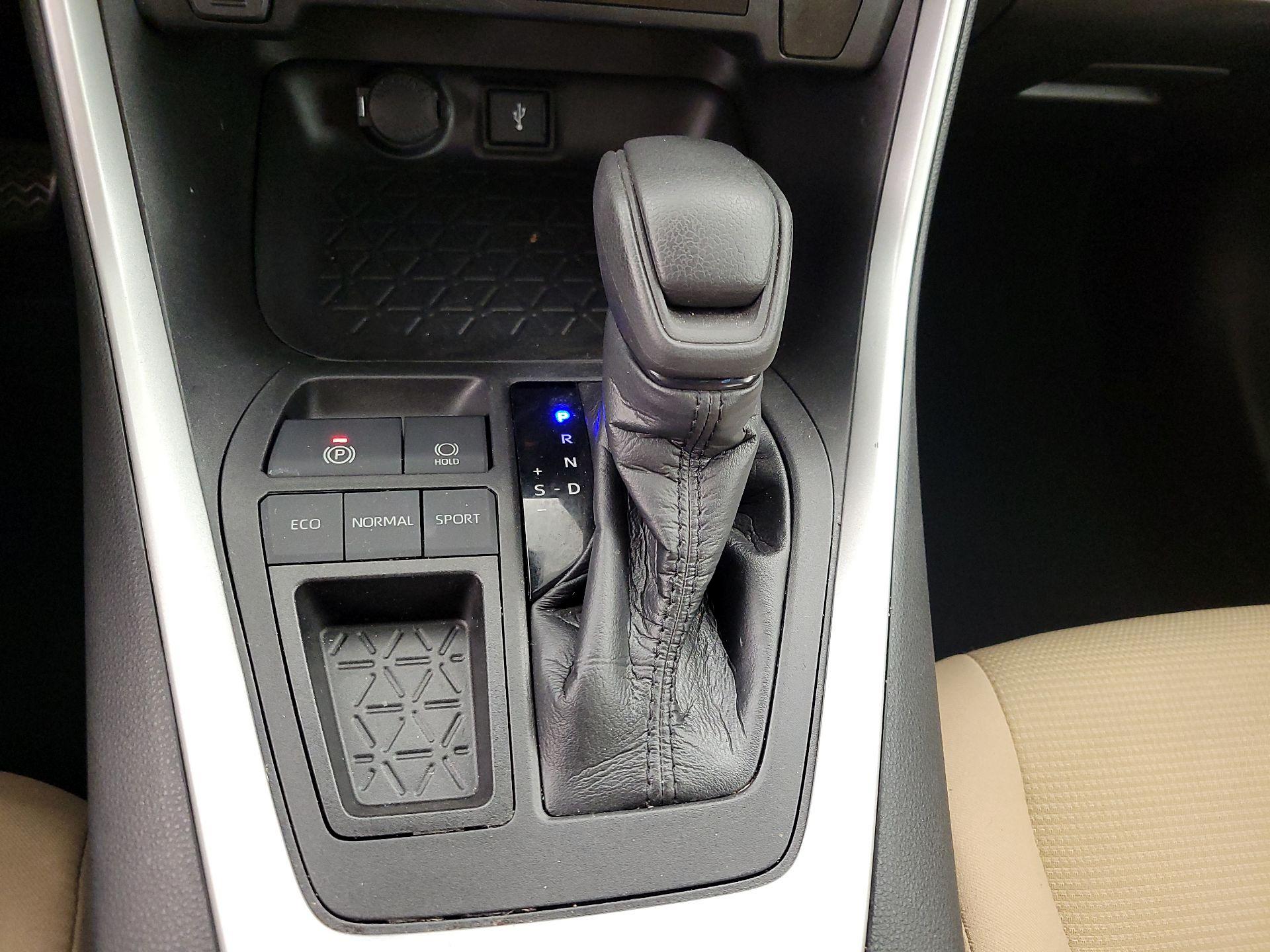 Thumbnail: 2021 Toyota RAV4 - 17