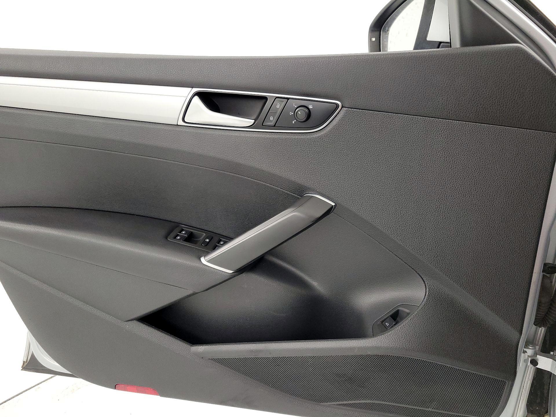 Thumbnail: 2018 Volkswagen Passat - 12