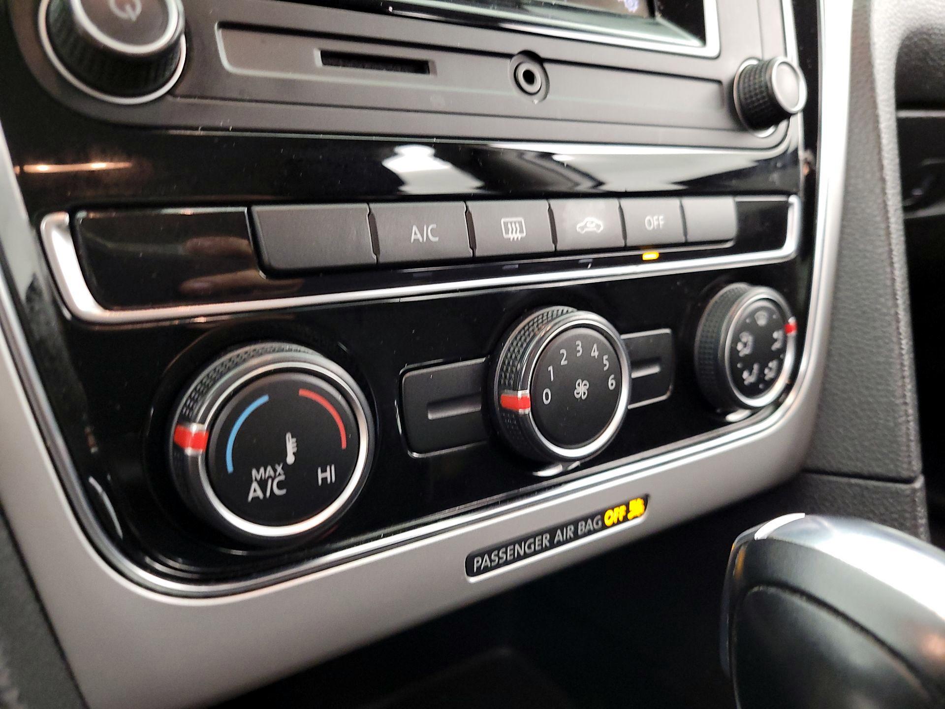 Thumbnail: 2018 Volkswagen Passat - 16