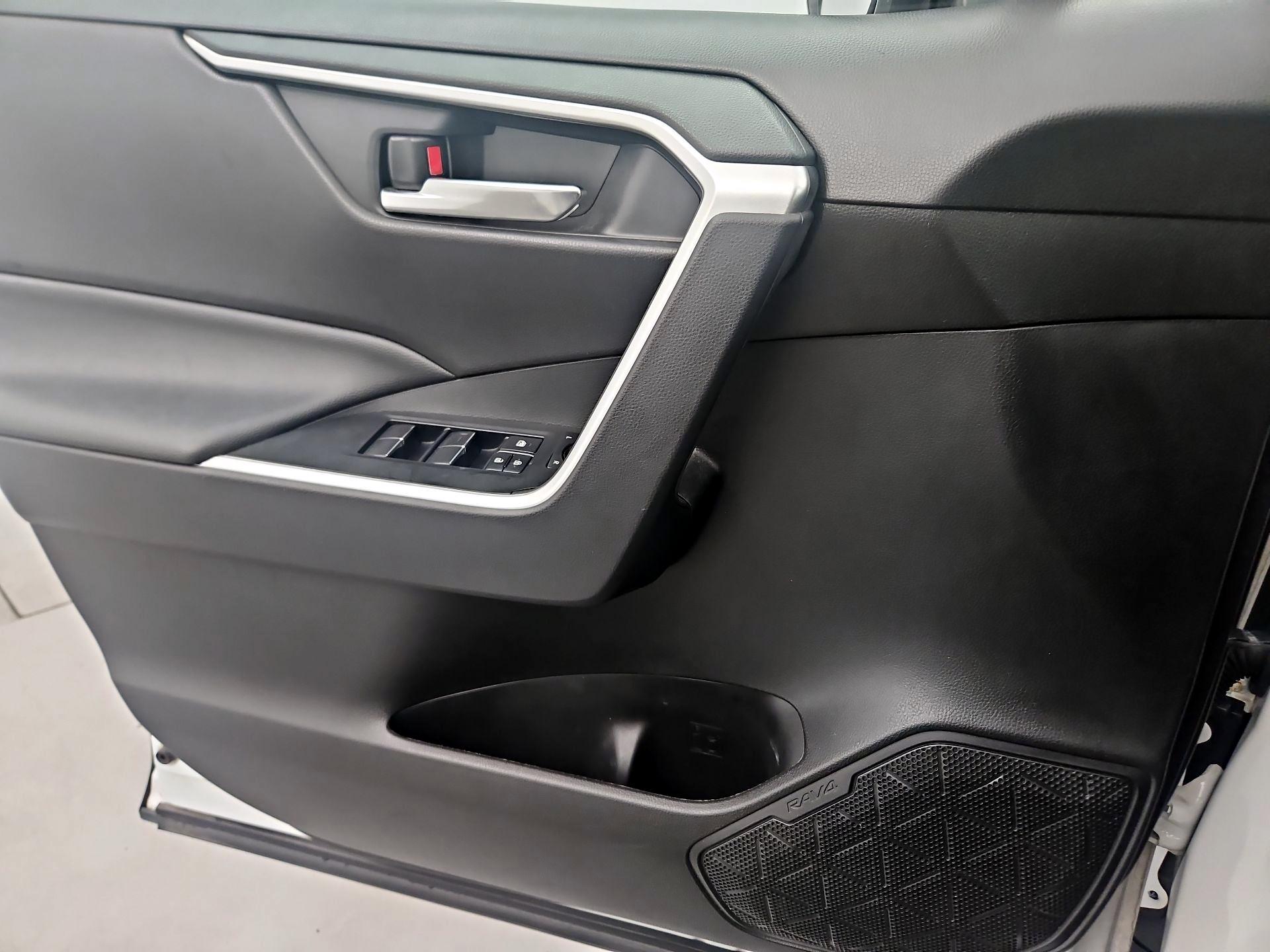 Thumbnail: 2020 Toyota RAV4 - 12