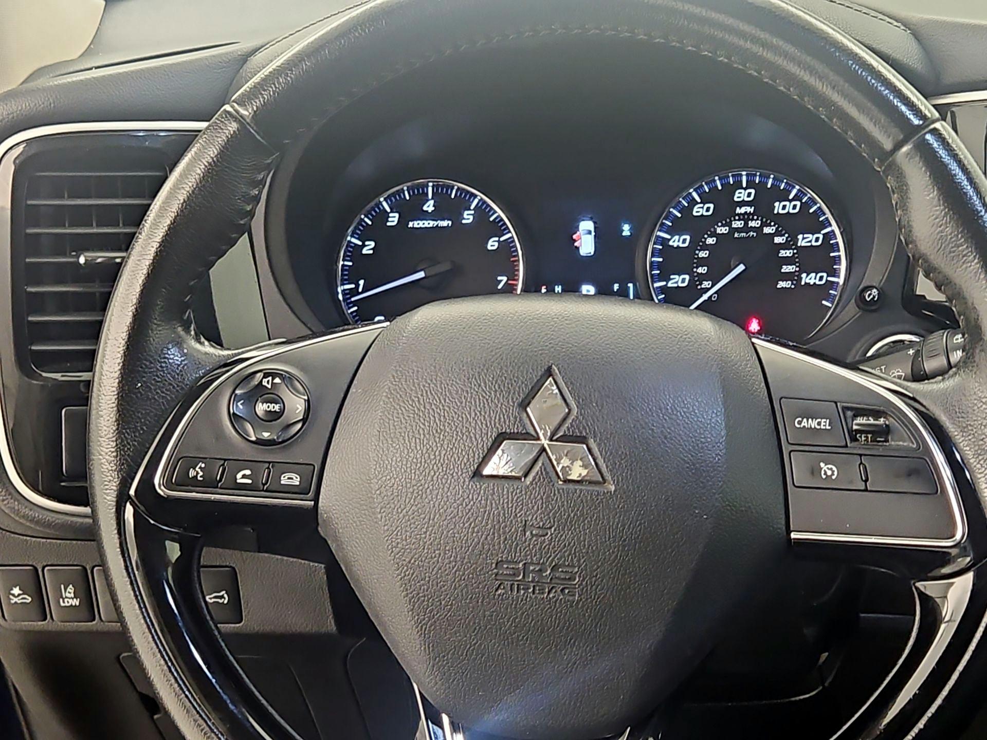 Thumbnail: 2020 Mitsubishi Outlander - 10