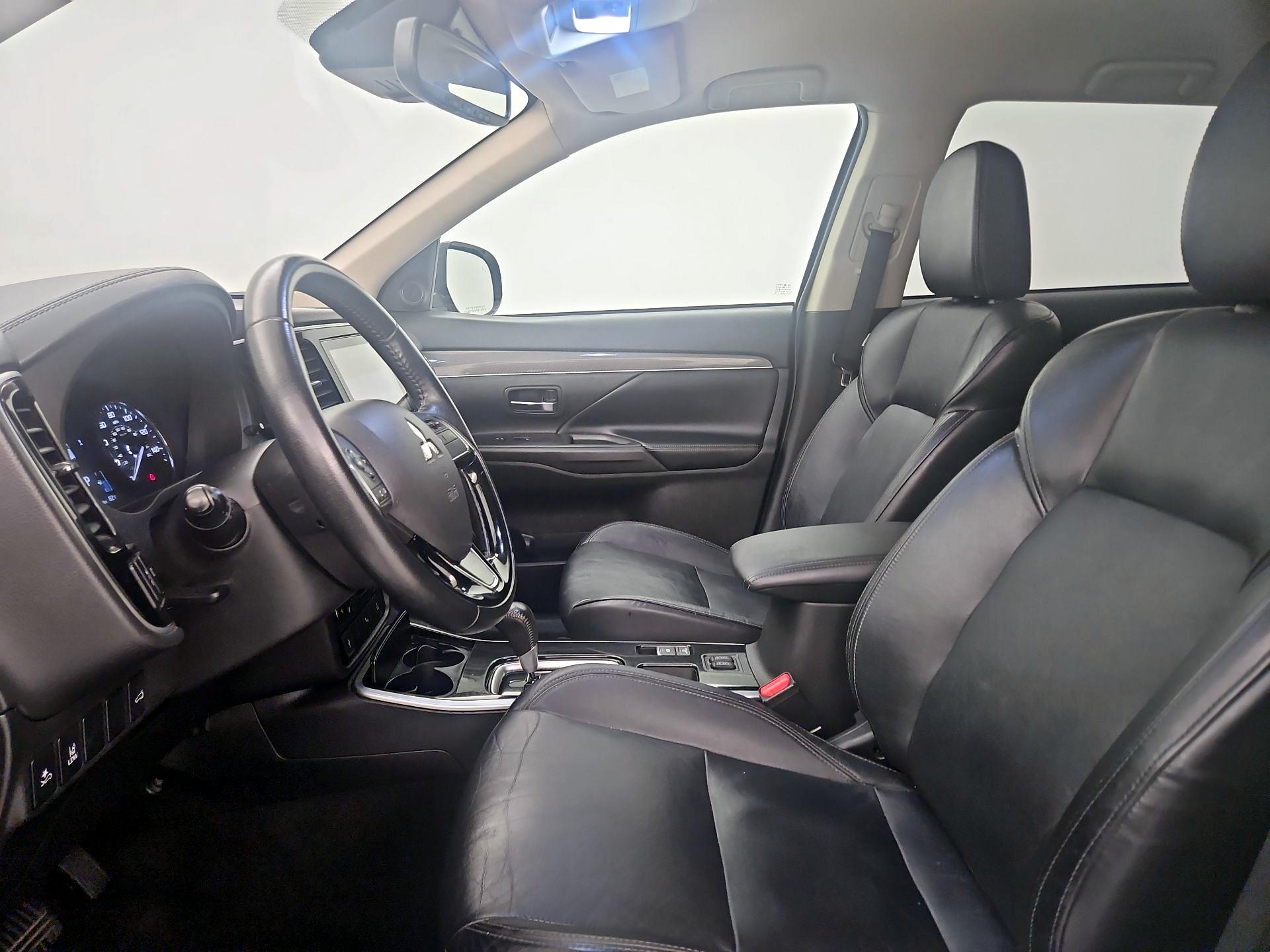 Thumbnail: 2020 Mitsubishi Outlander - 11