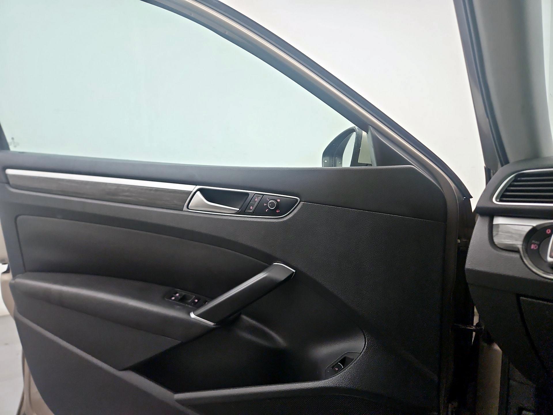 Thumbnail: 2017 Volkswagen Passat - 12