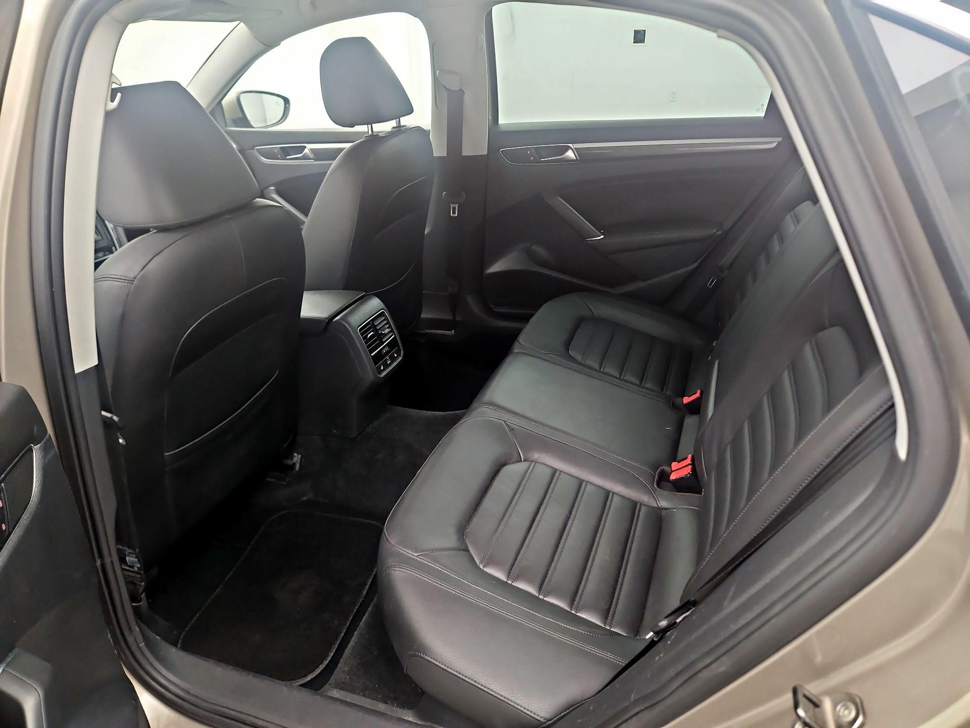 Thumbnail: 2017 Volkswagen Passat - 16