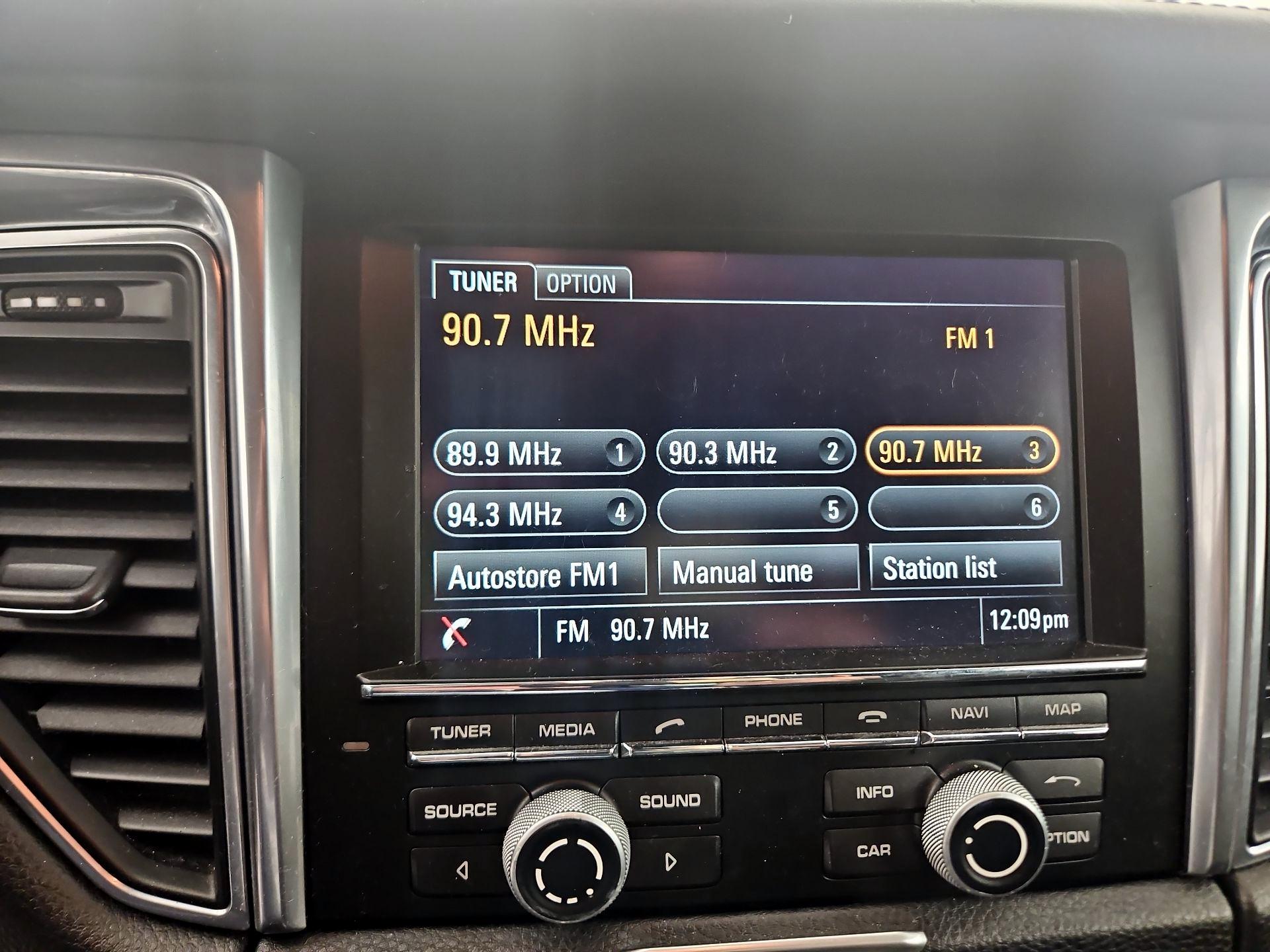 Thumbnail: 2016 Porsche Macan - 16