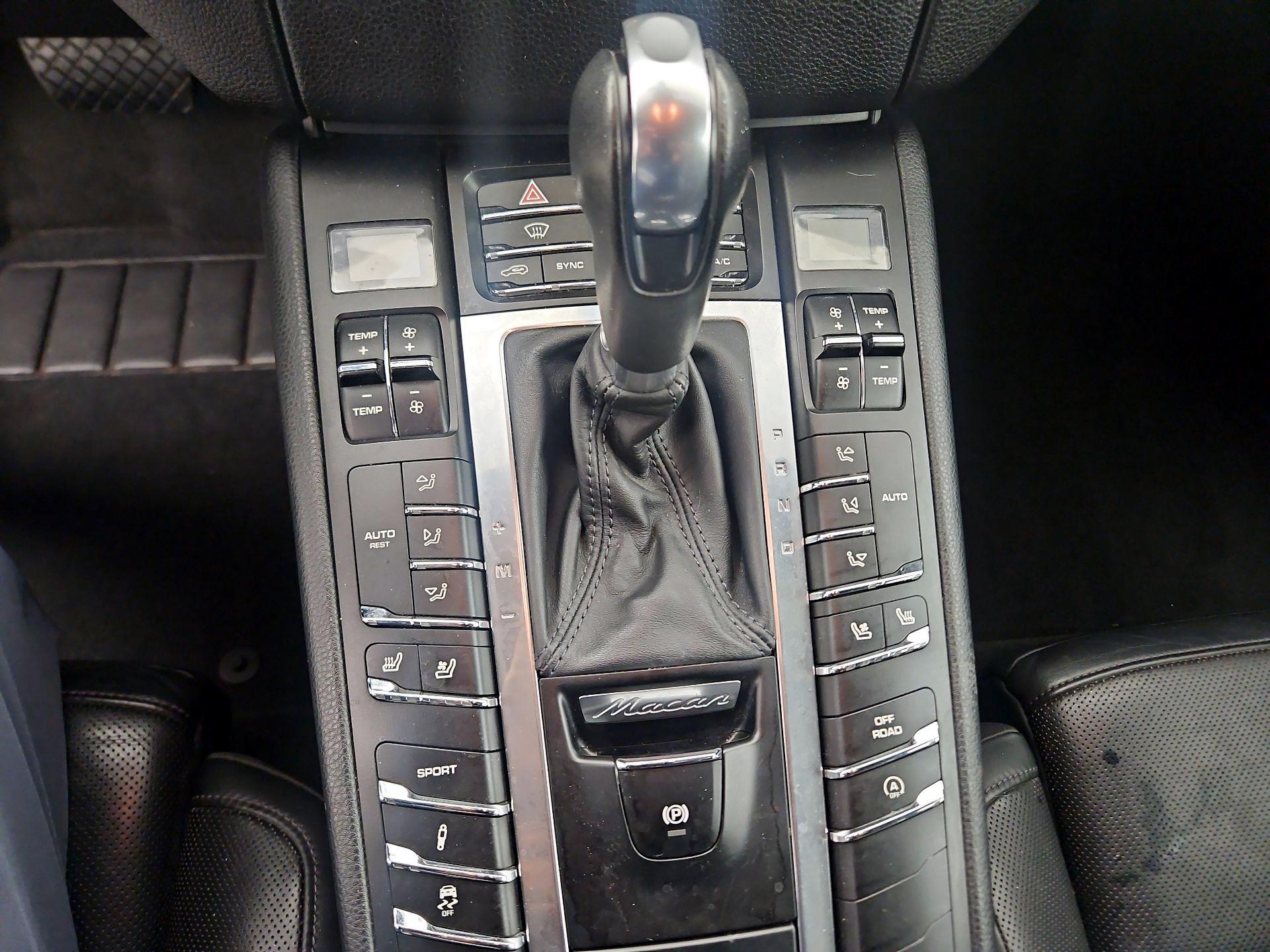 Thumbnail: 2016 Porsche Macan - 18