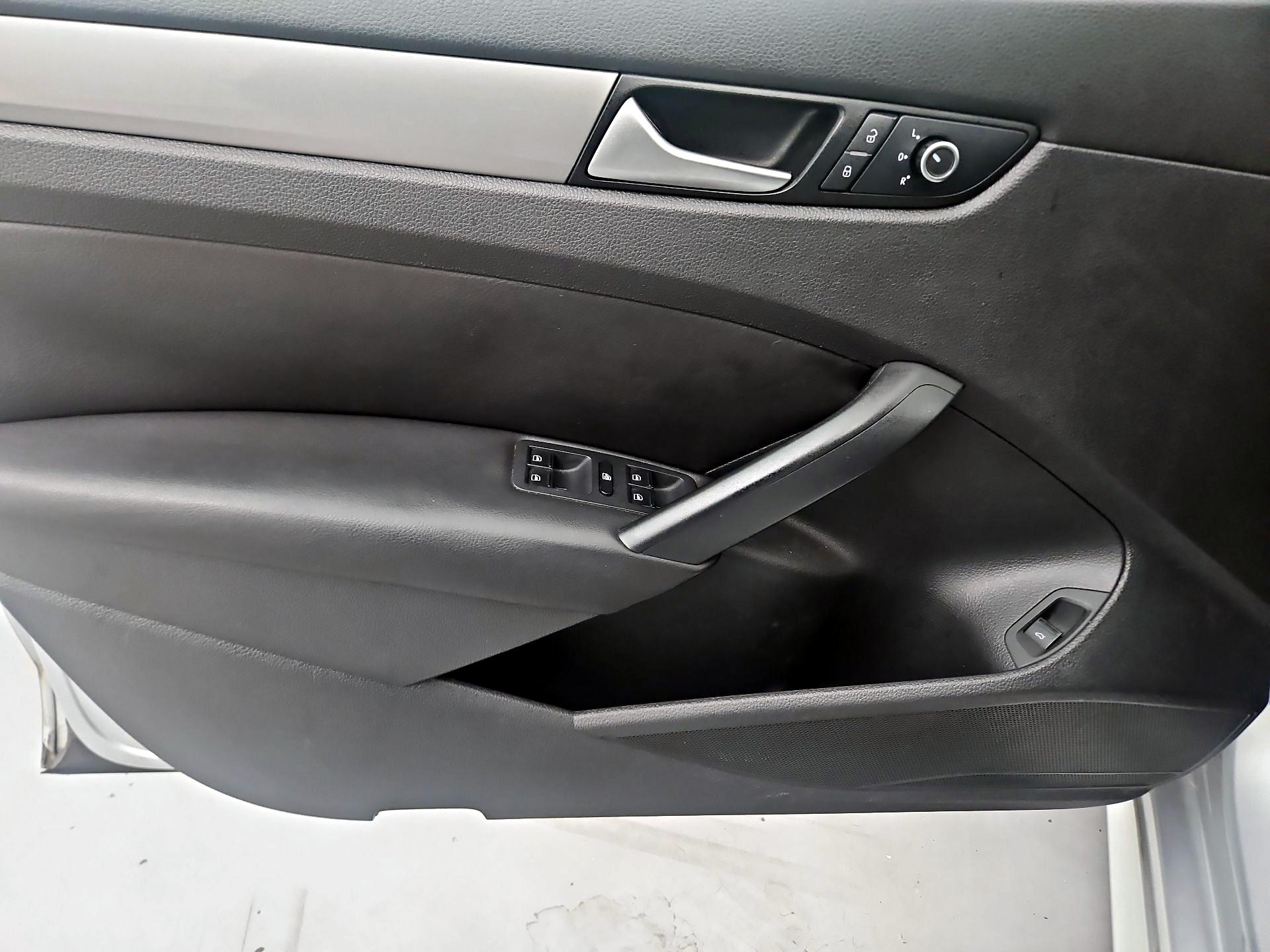 Thumbnail: 2015 Volkswagen Passat - 12