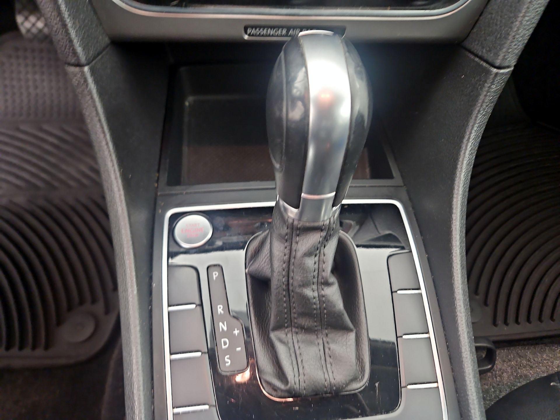 Thumbnail: 2015 Volkswagen Passat - 17