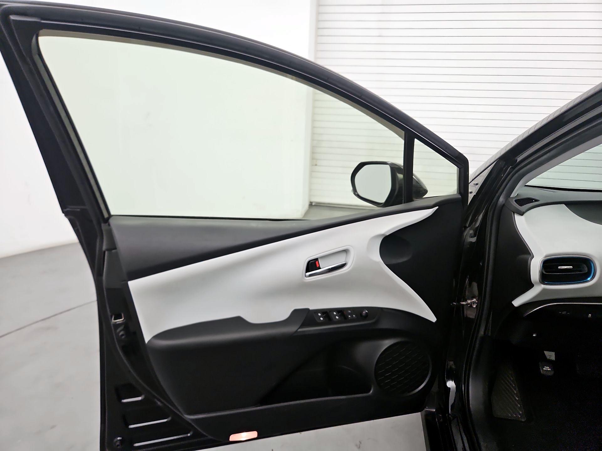 Thumbnail: 2016 Toyota Prius - 12