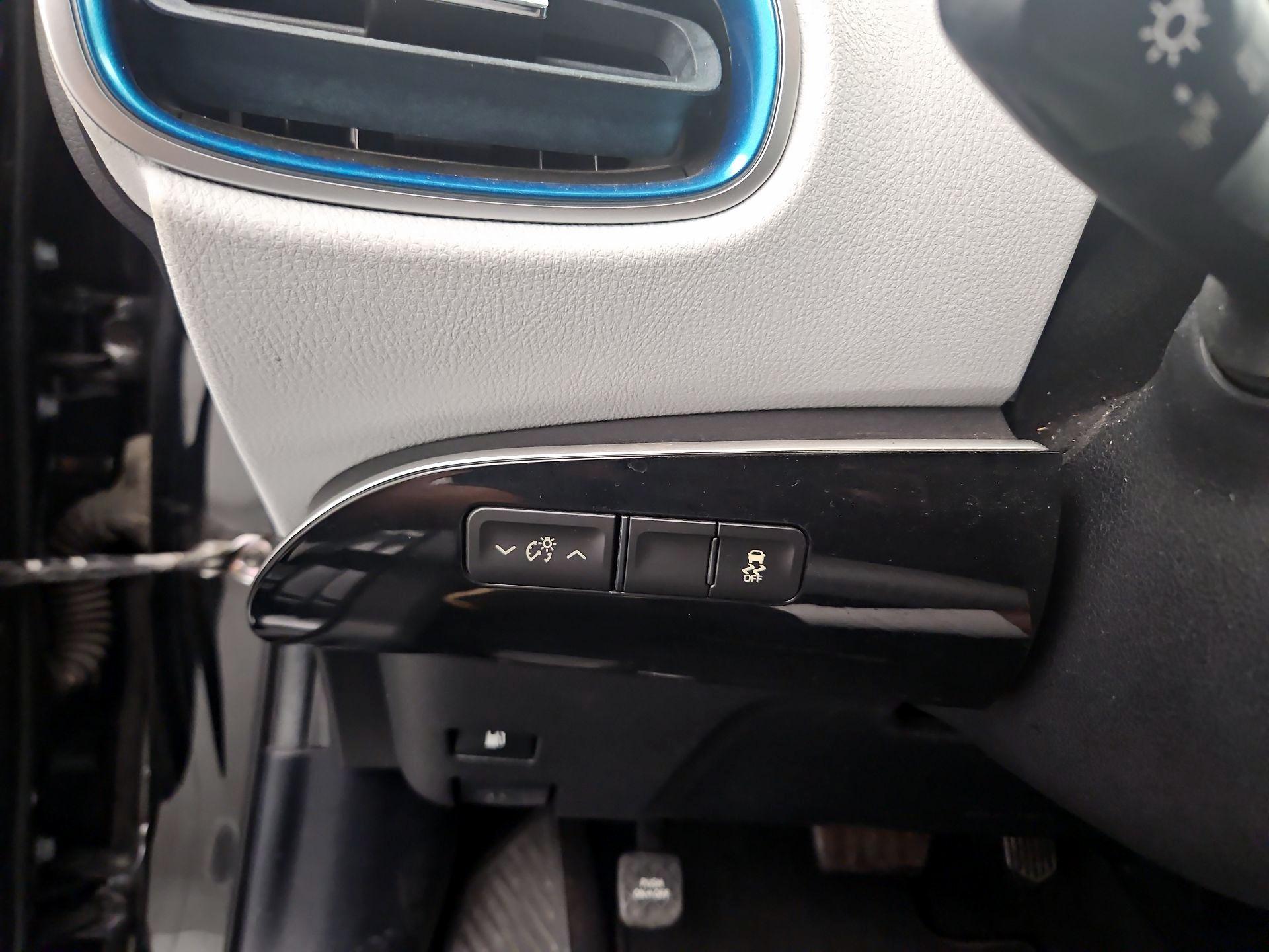 Thumbnail: 2016 Toyota Prius - 13