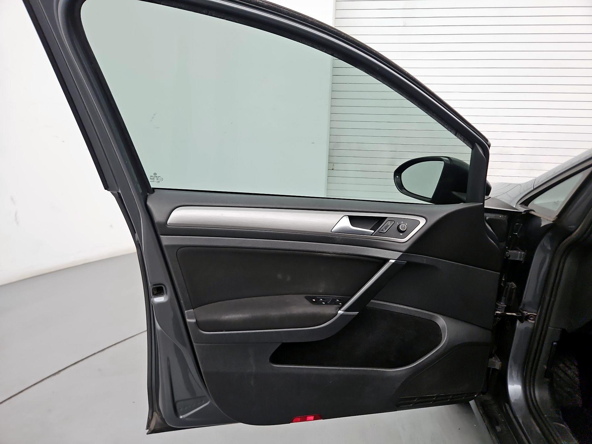 Thumbnail: 2017 Volkswagen Golf - 12