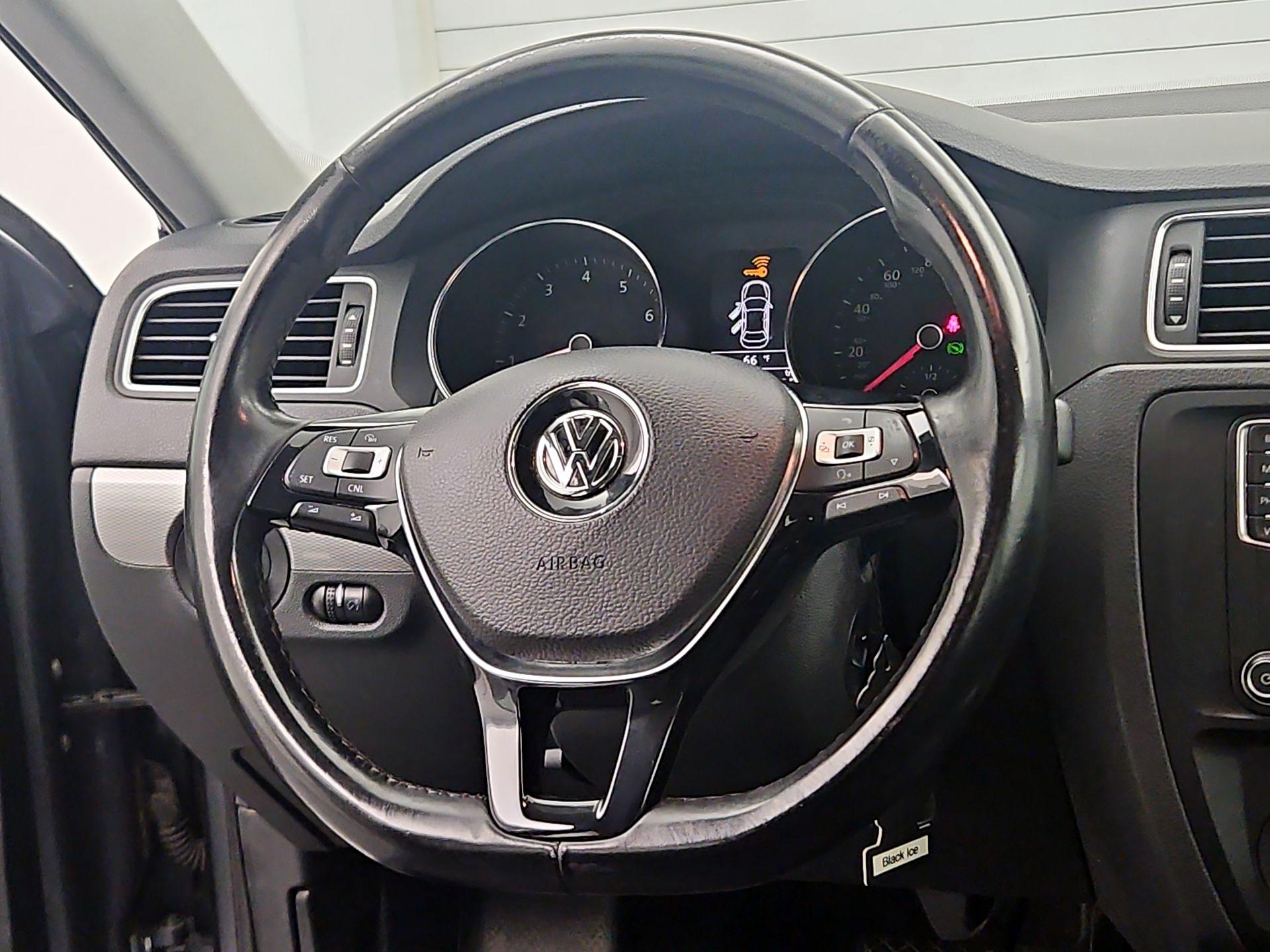 Thumbnail: 2017 Volkswagen Jetta - 10