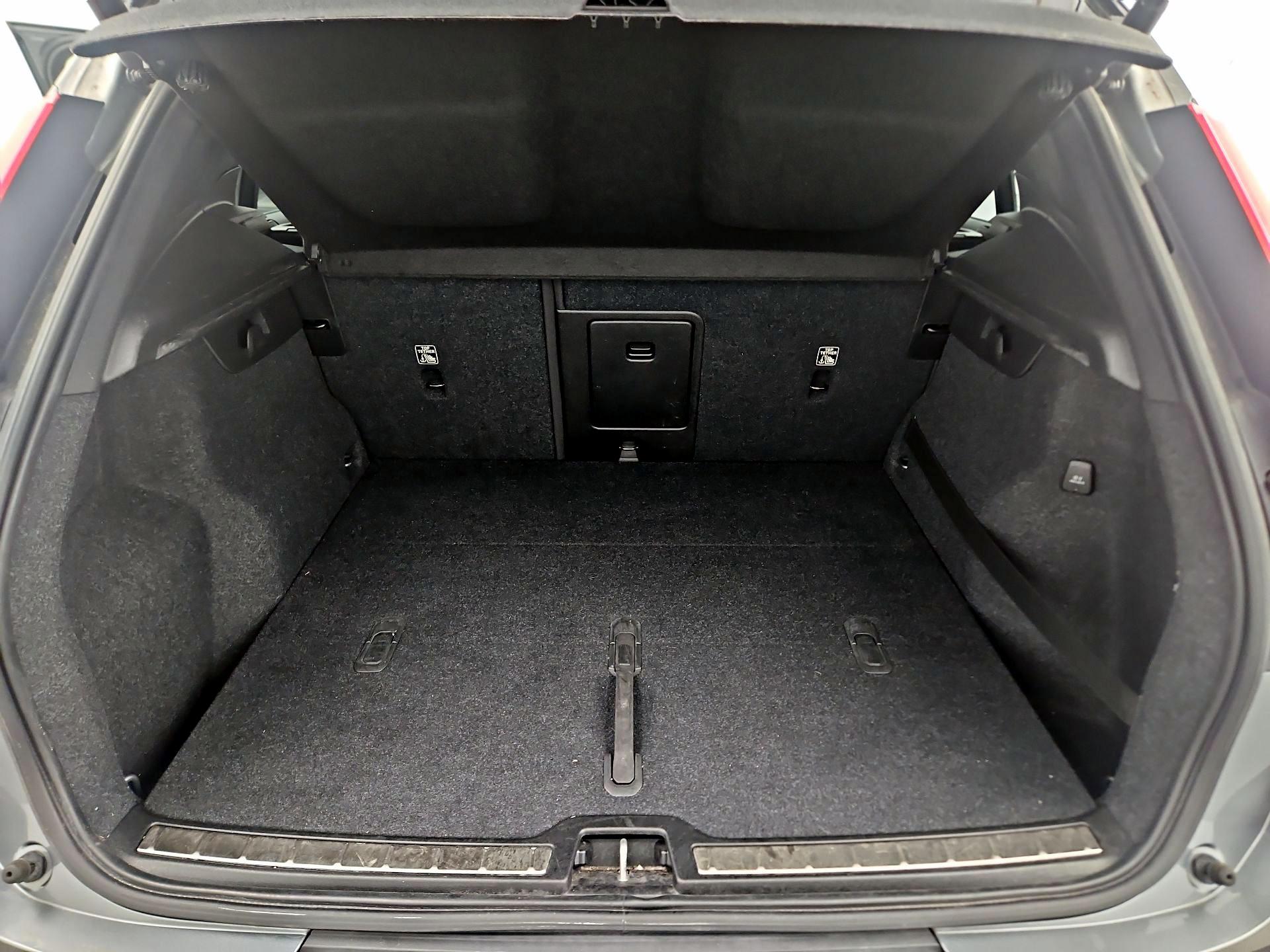 Thumbnail: 2019 Volvo XC40 - 17