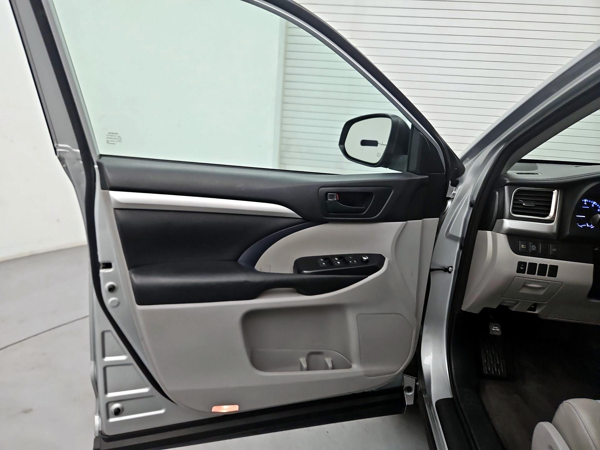 Thumbnail: 2018 Toyota Highlander - 12