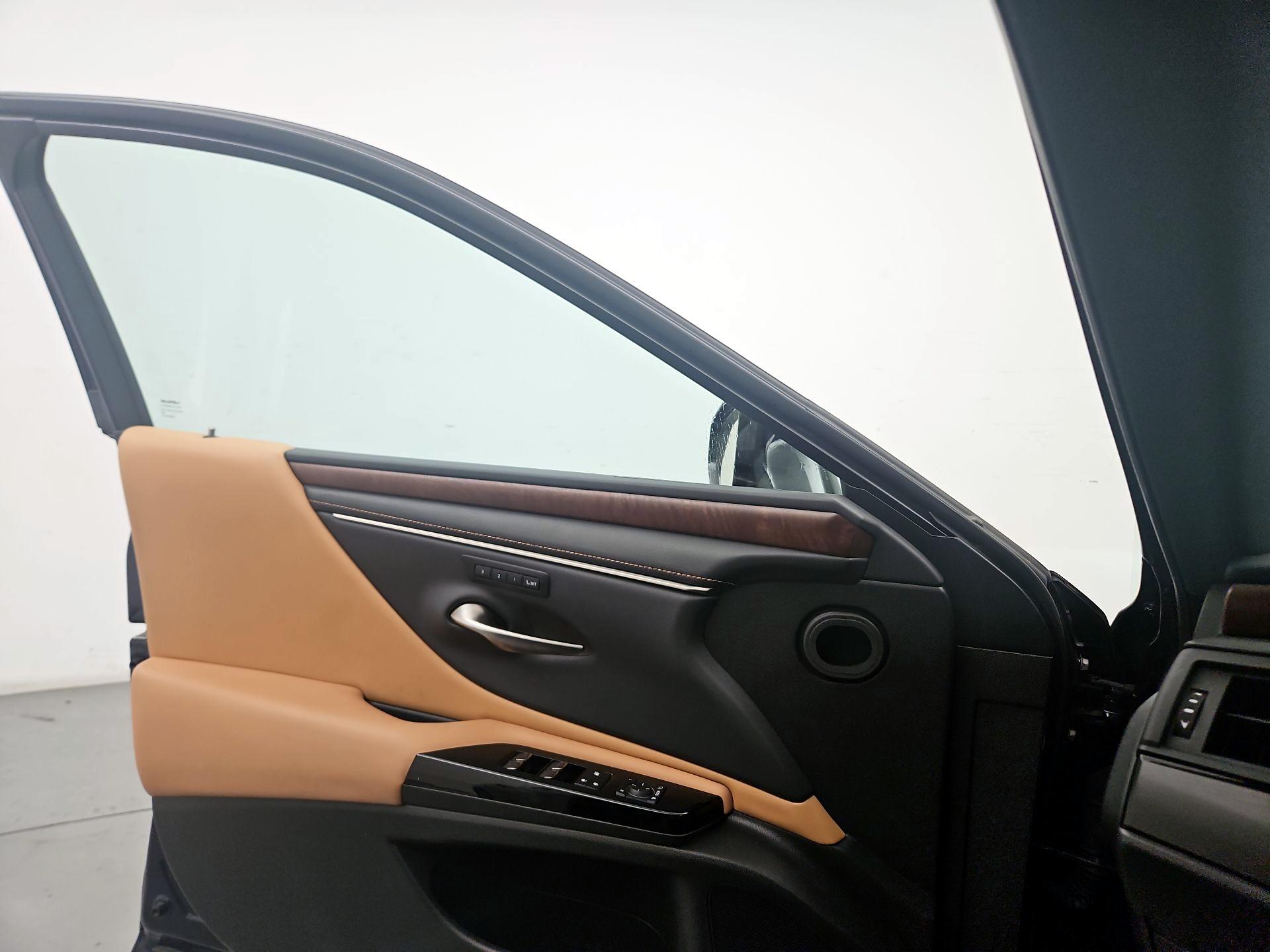 Thumbnail: 2022 Lexus ES - 12