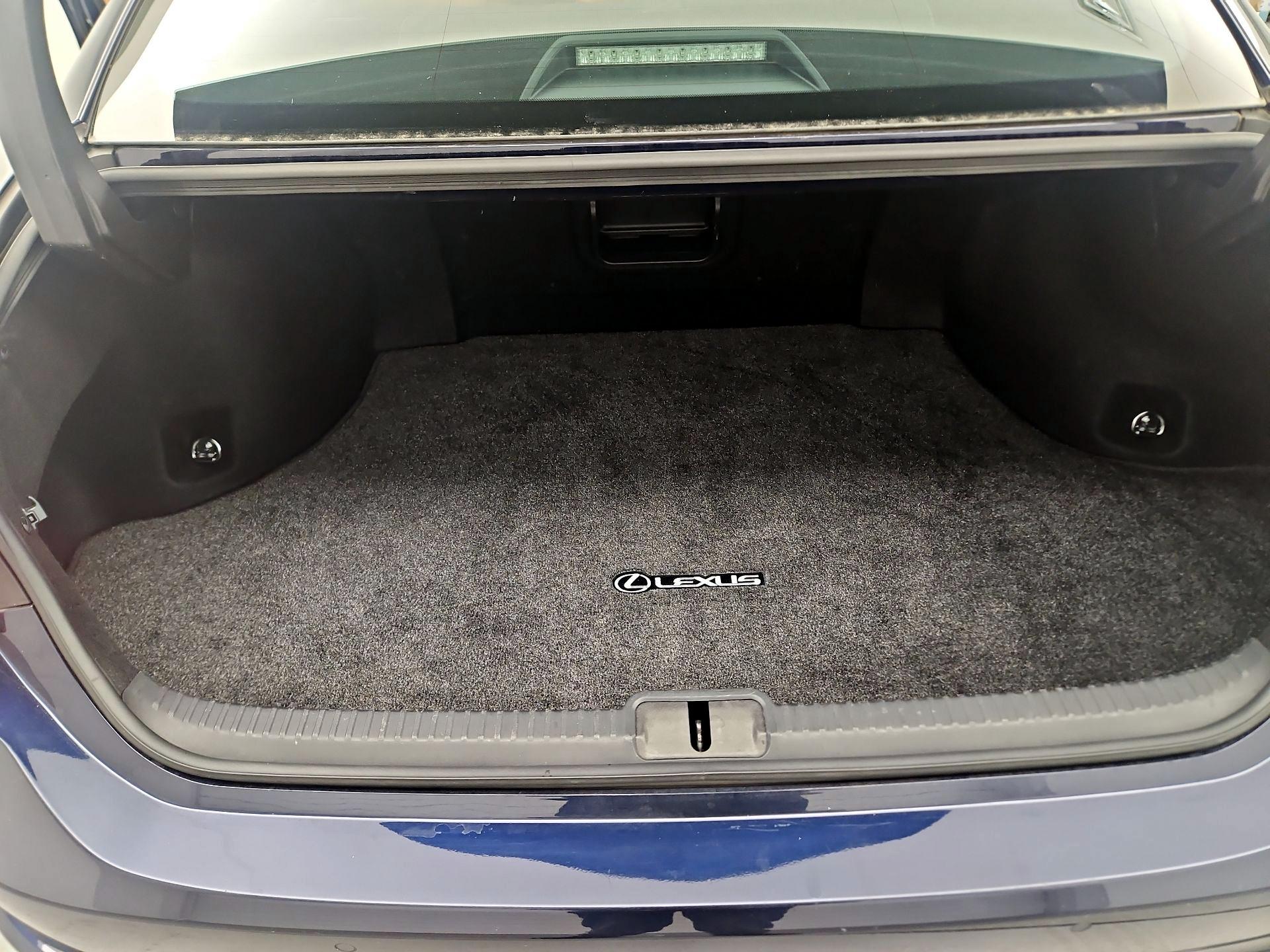 Thumbnail: 2022 Lexus ES - 17