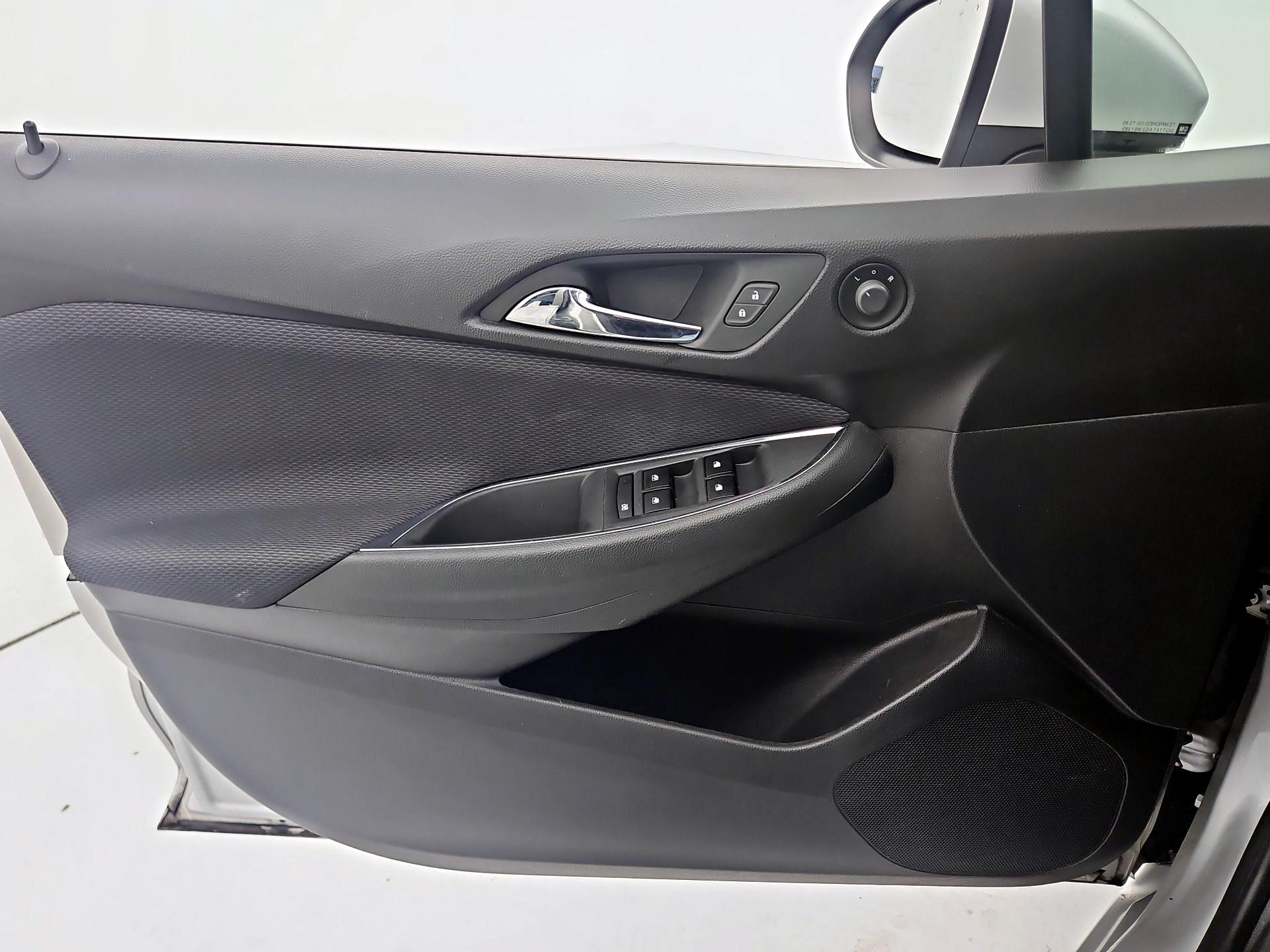 Thumbnail: 2018 Chevrolet Cruze - 12