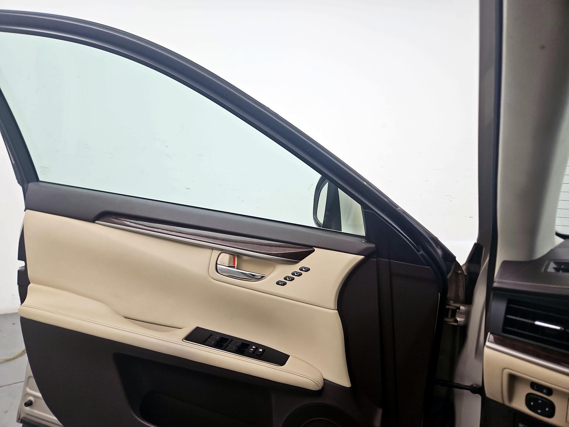 Thumbnail: 2018 Lexus ES - 12